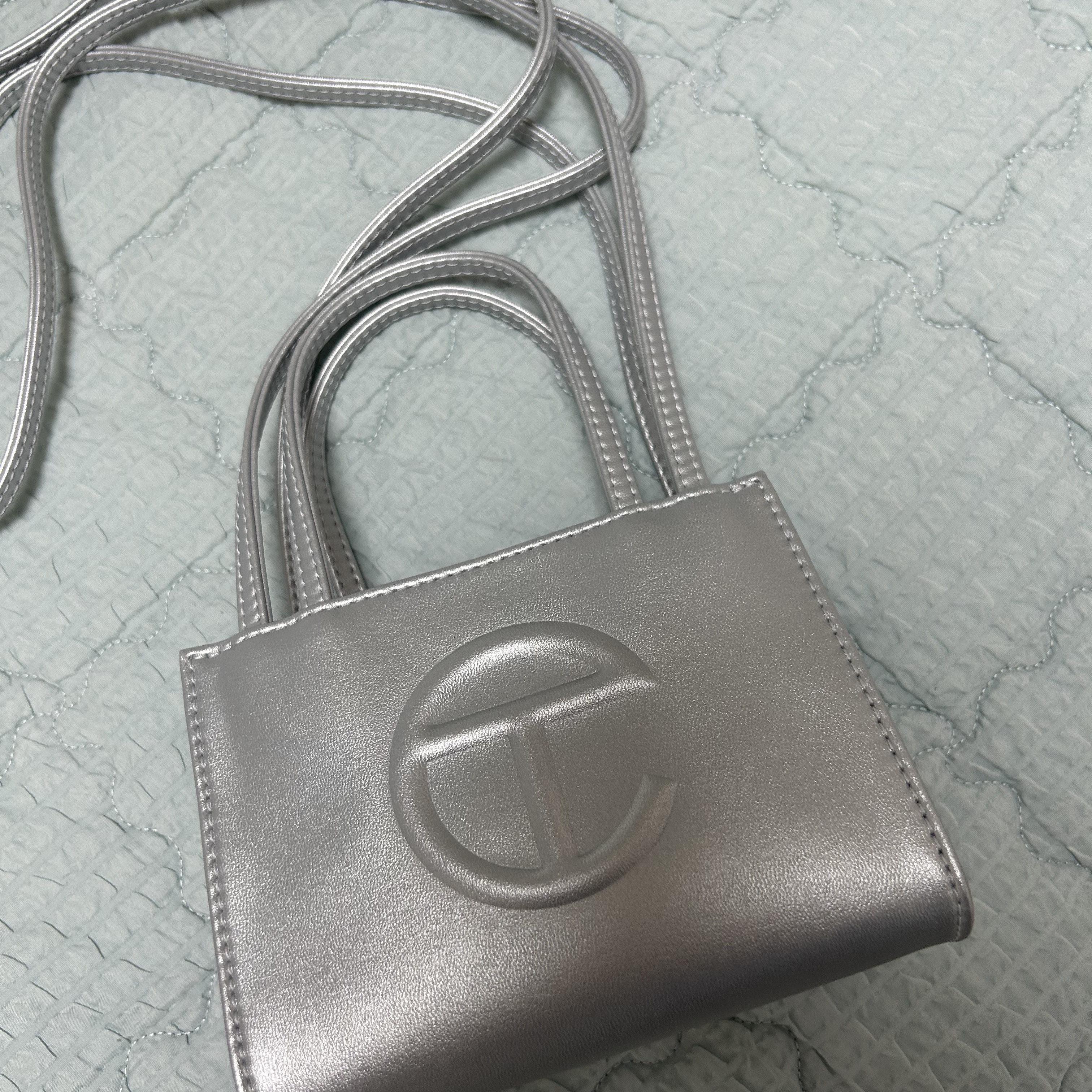 Telfar Small Shopping Bag Silver 착용 스타일