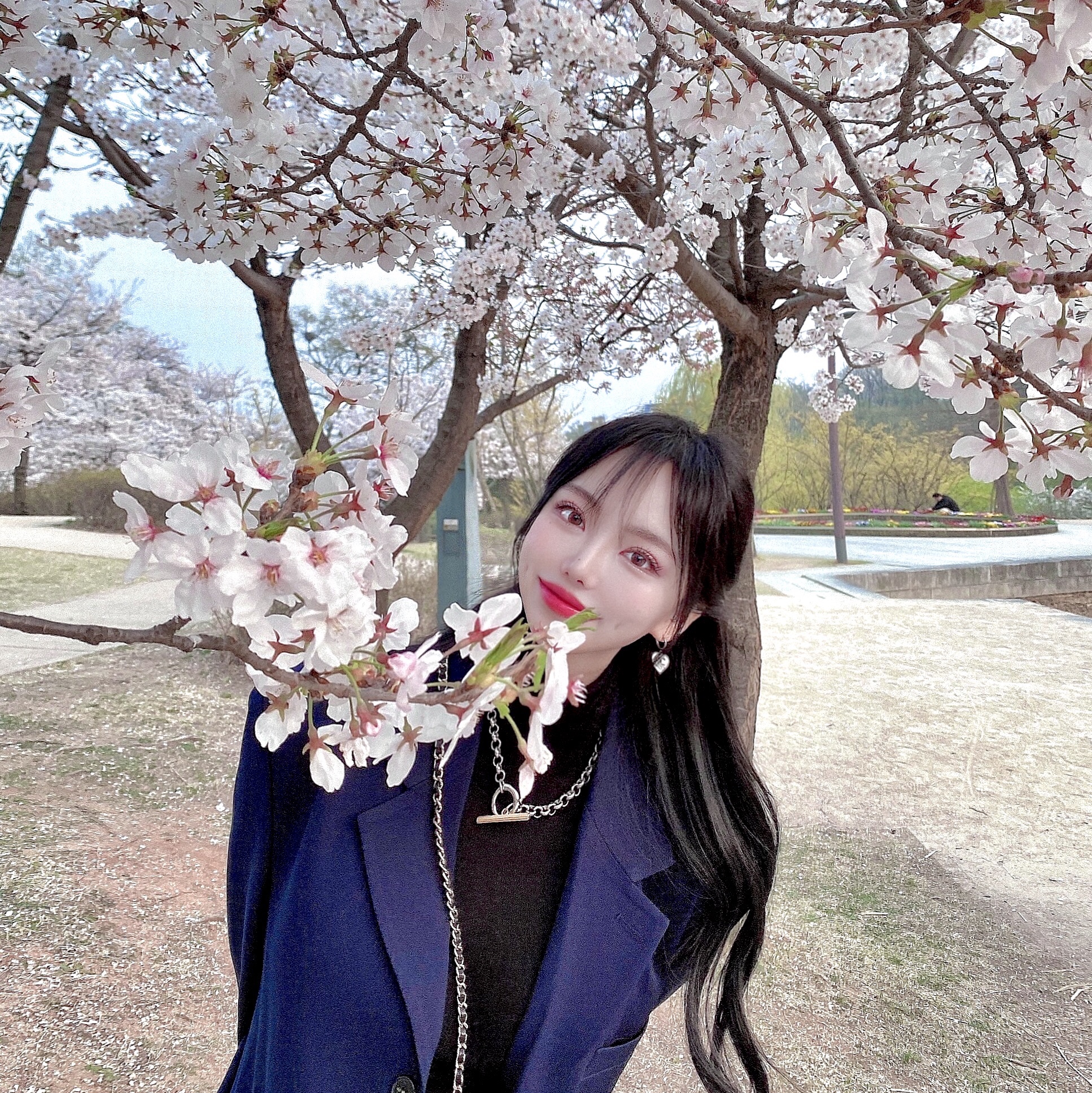 샤넬 19 체인 클러치 램스킨 & 실버 메탈 블랙 착용 스타일 - 2