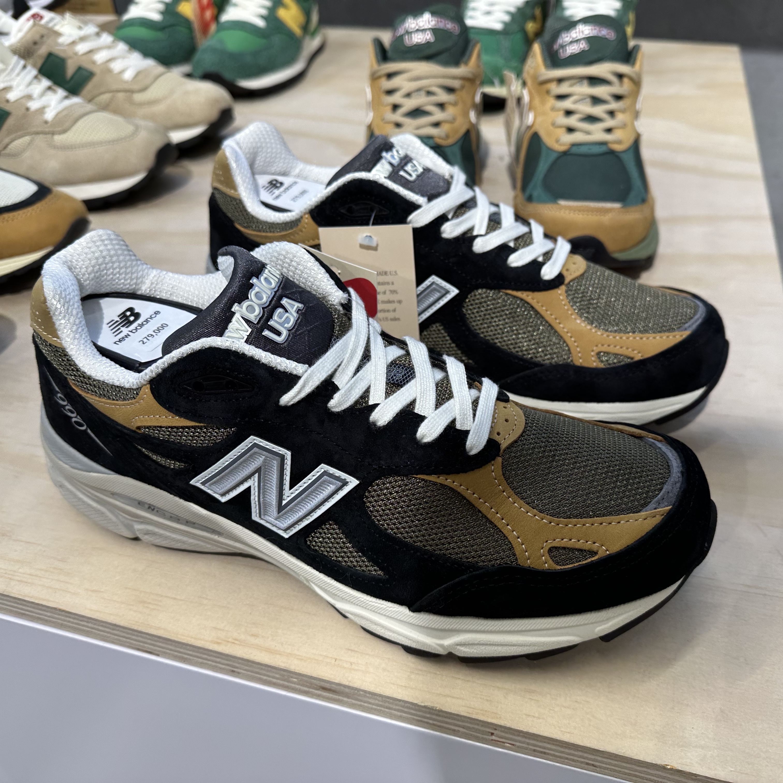New Balance 990v2 Made in USA Brown Beige, New Balance 990v3 Made in USA Black Tan 착용 스타일 - 2