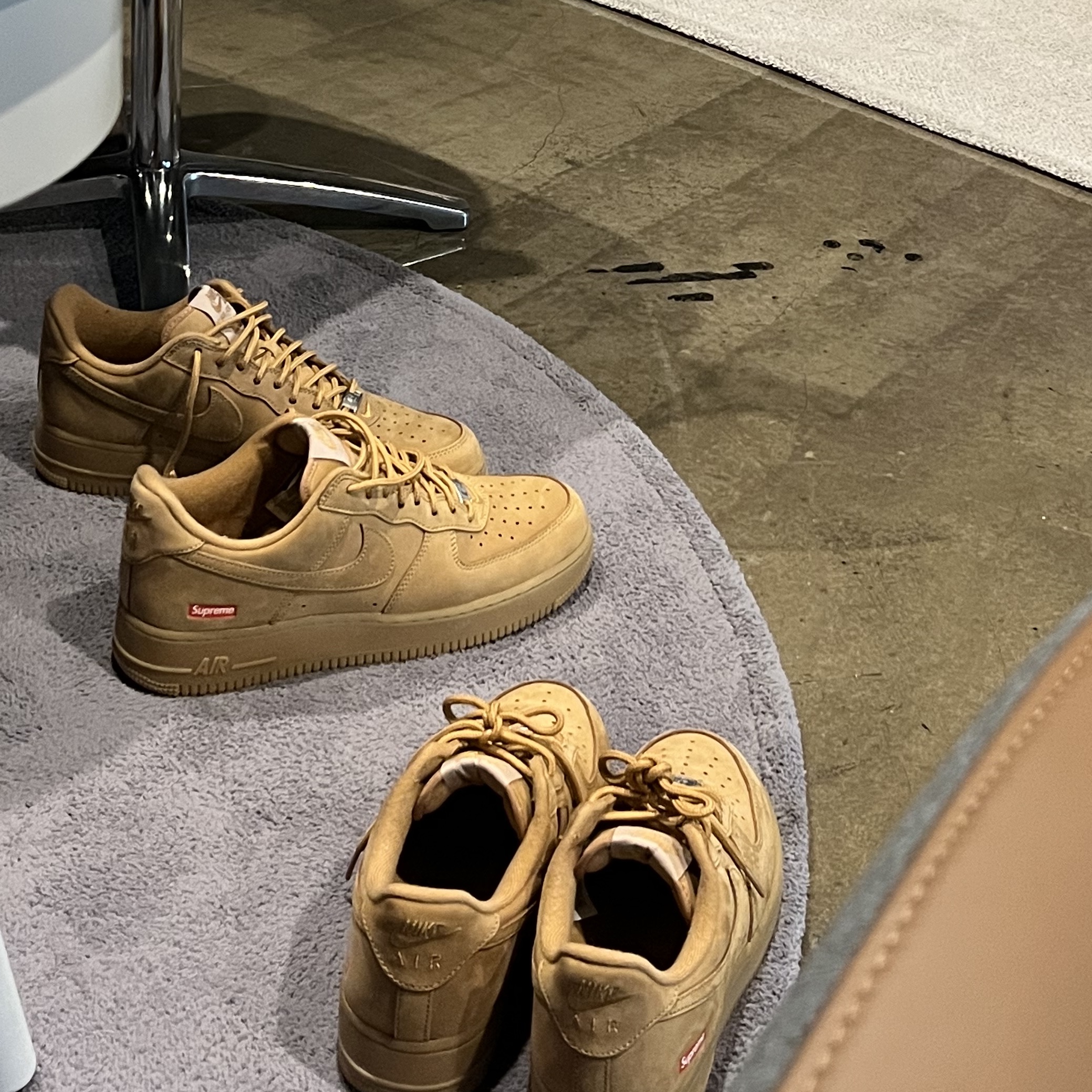 Nike x Supreme Air Force 1 Low Flax 착용 스타일