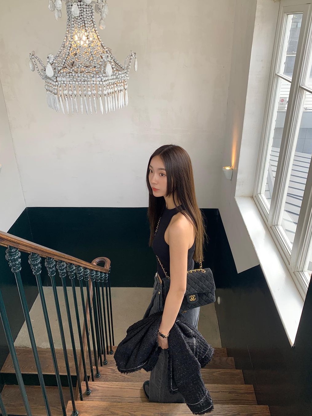 Chanel Medium Classic Handbag Grained Calfskin & Gold Black 착용 스타일