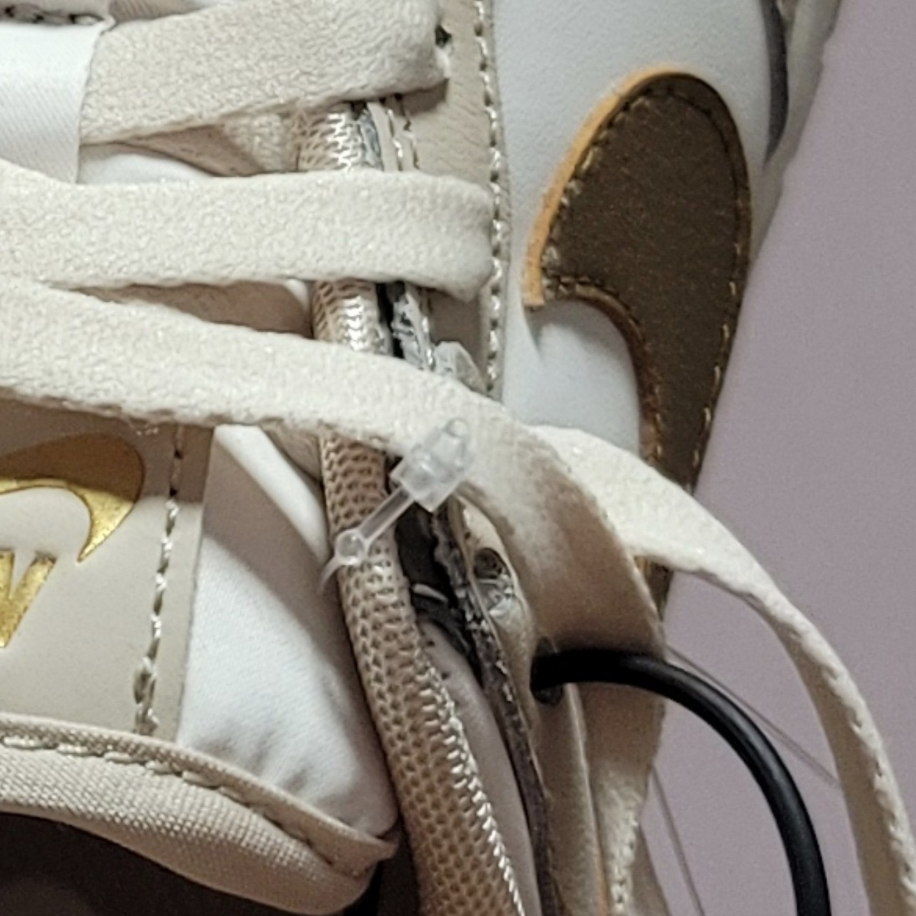 (W) Nike Dunk Low Sanddrift Metallic Gold 착용 스타일 - 3