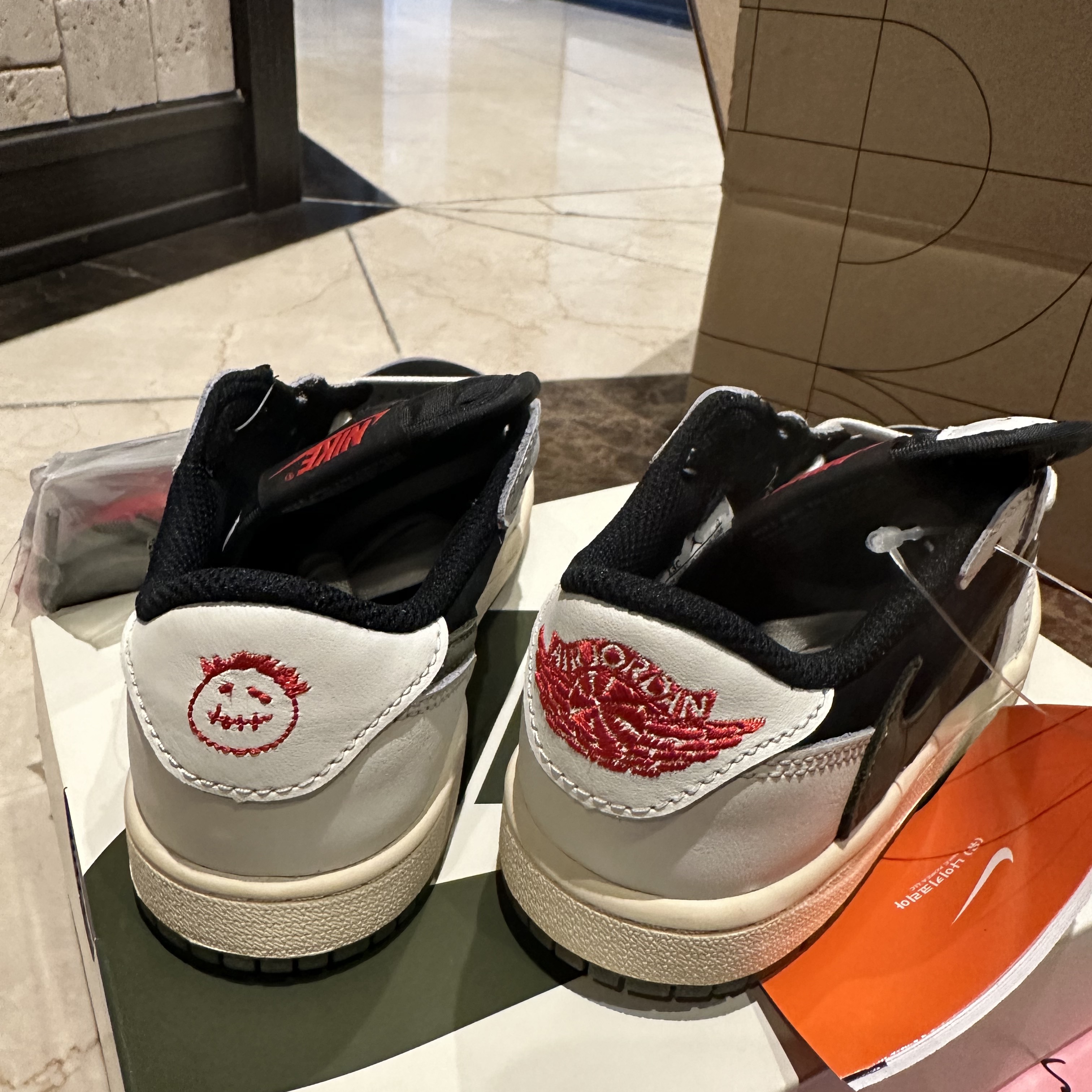 (PS) Jordan 1 x Travis Scott Retro Low OG SP Medium Olive 착용 스타일 - 2
