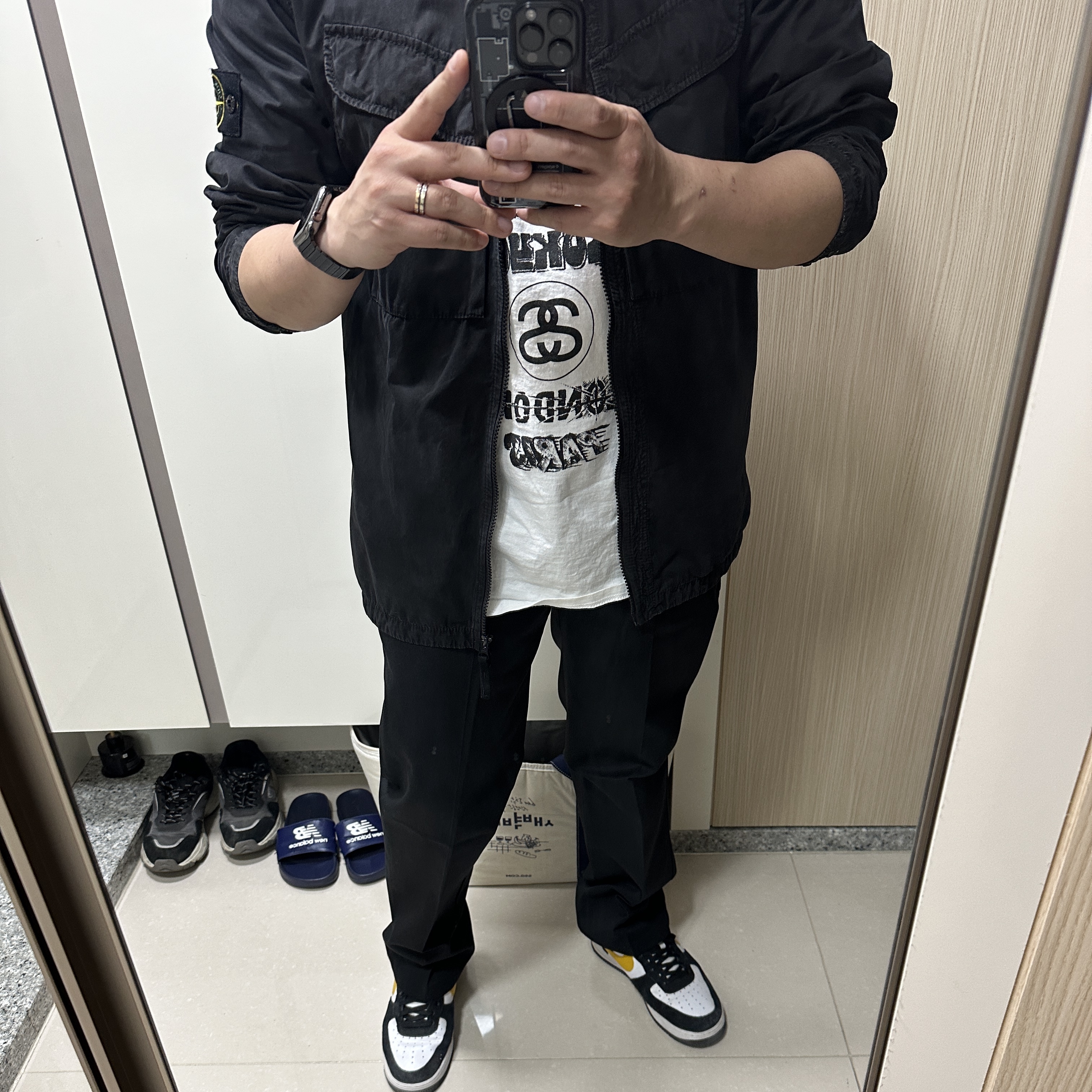 Stone Island 101WN Brushed Cotton Canvas T.CO+OLD Overshirt Black - 22FW, Stussy Tour T-Shirt White 착용 스타일 - 1
