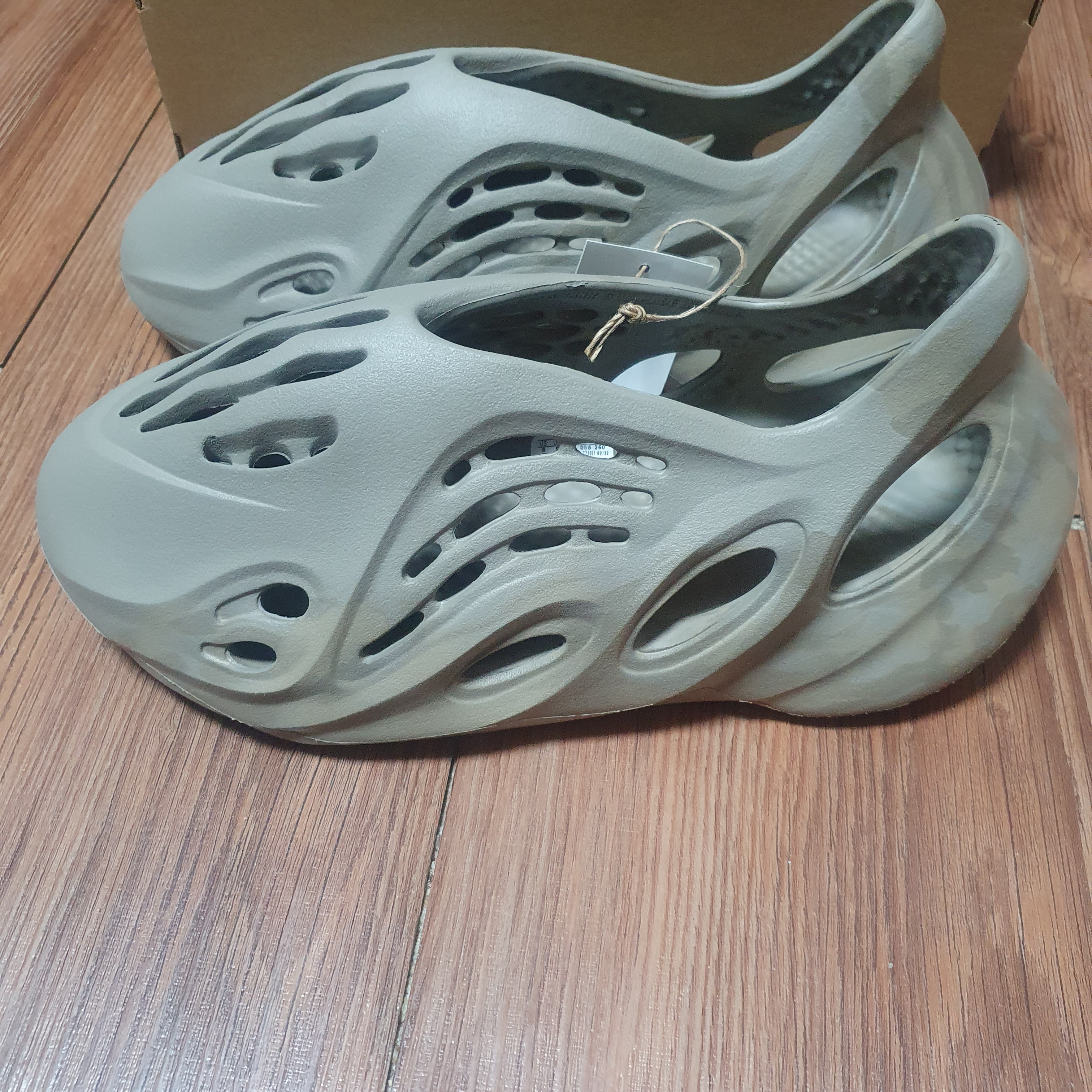 Adidas Yeezy Foam RNNR Stone Sage 착용 스타일