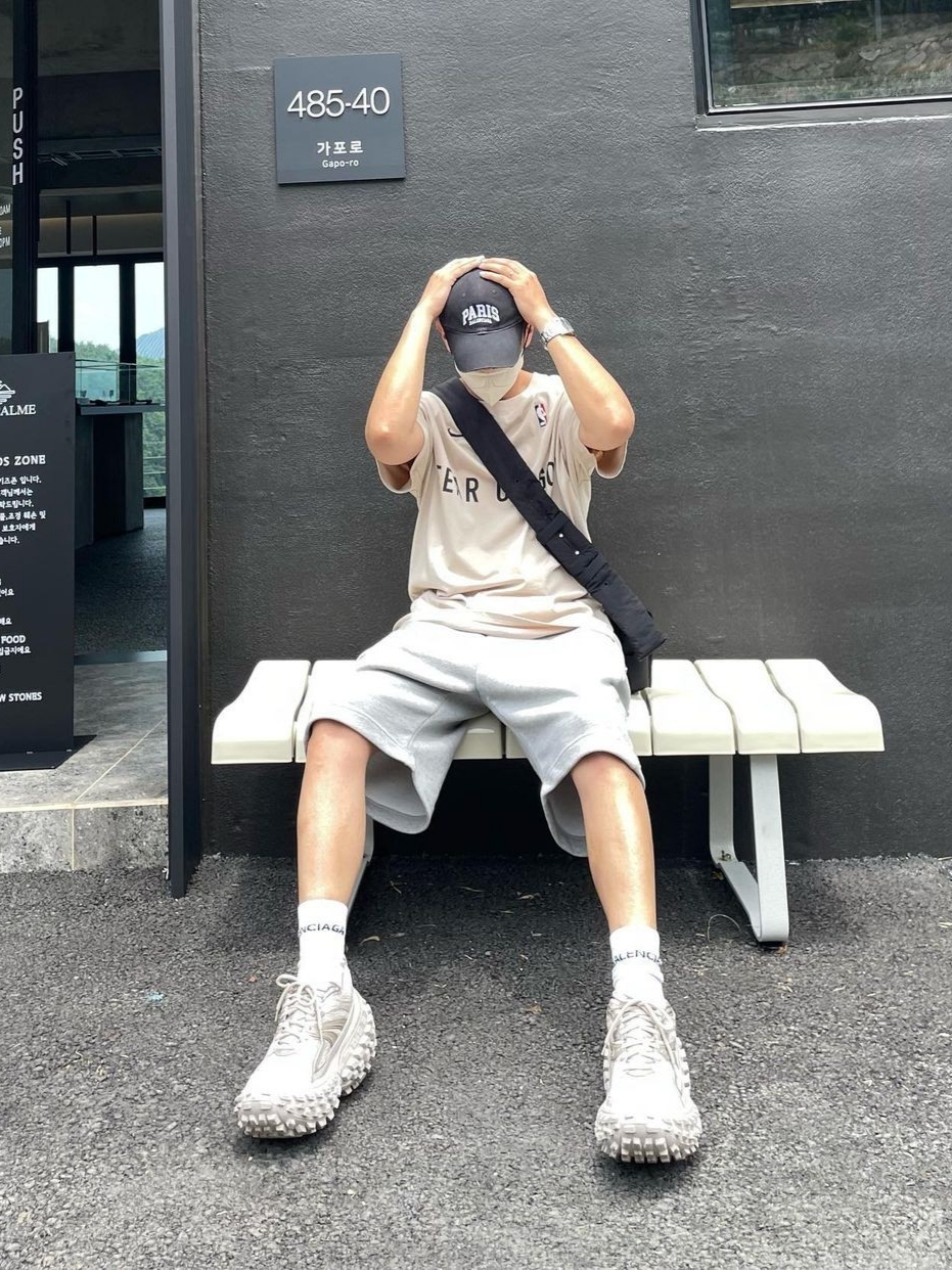 Nike x Fear of God Warm Up T-Shirt Pale Ivory, Balenciaga Defender Sneakers Beige 착용 스타일 - 3
