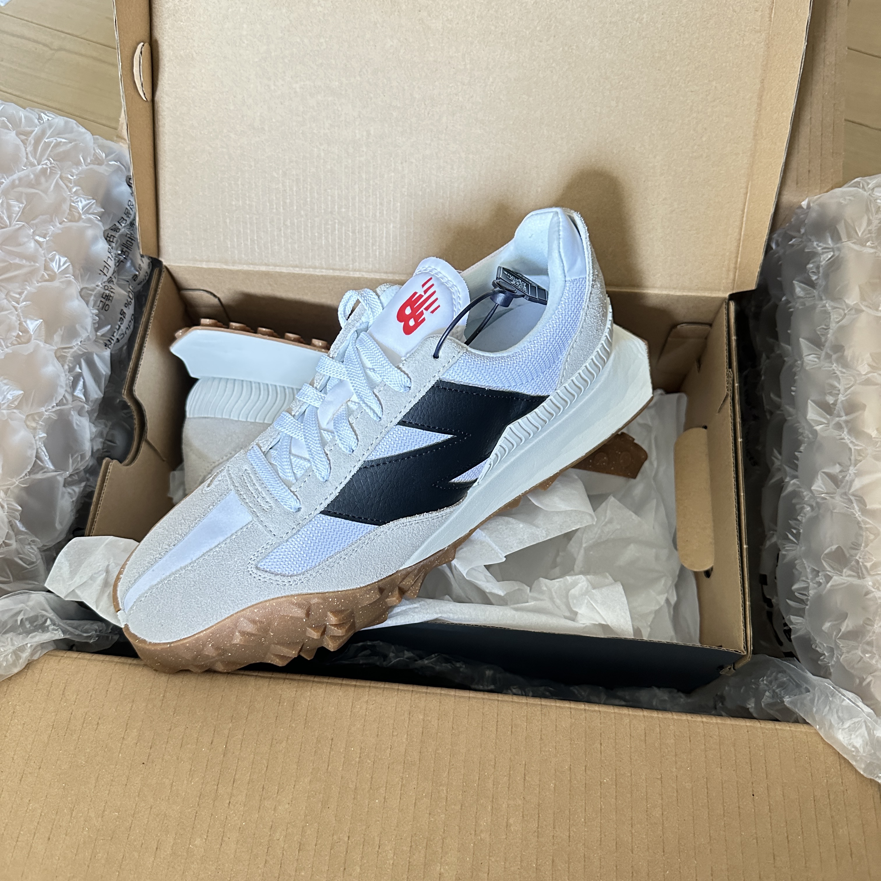 New Balance XC-72 White Black, Apple iPhone 14 Pro 128GB Space Black (Korean Ver.) 착용 스타일 - 3