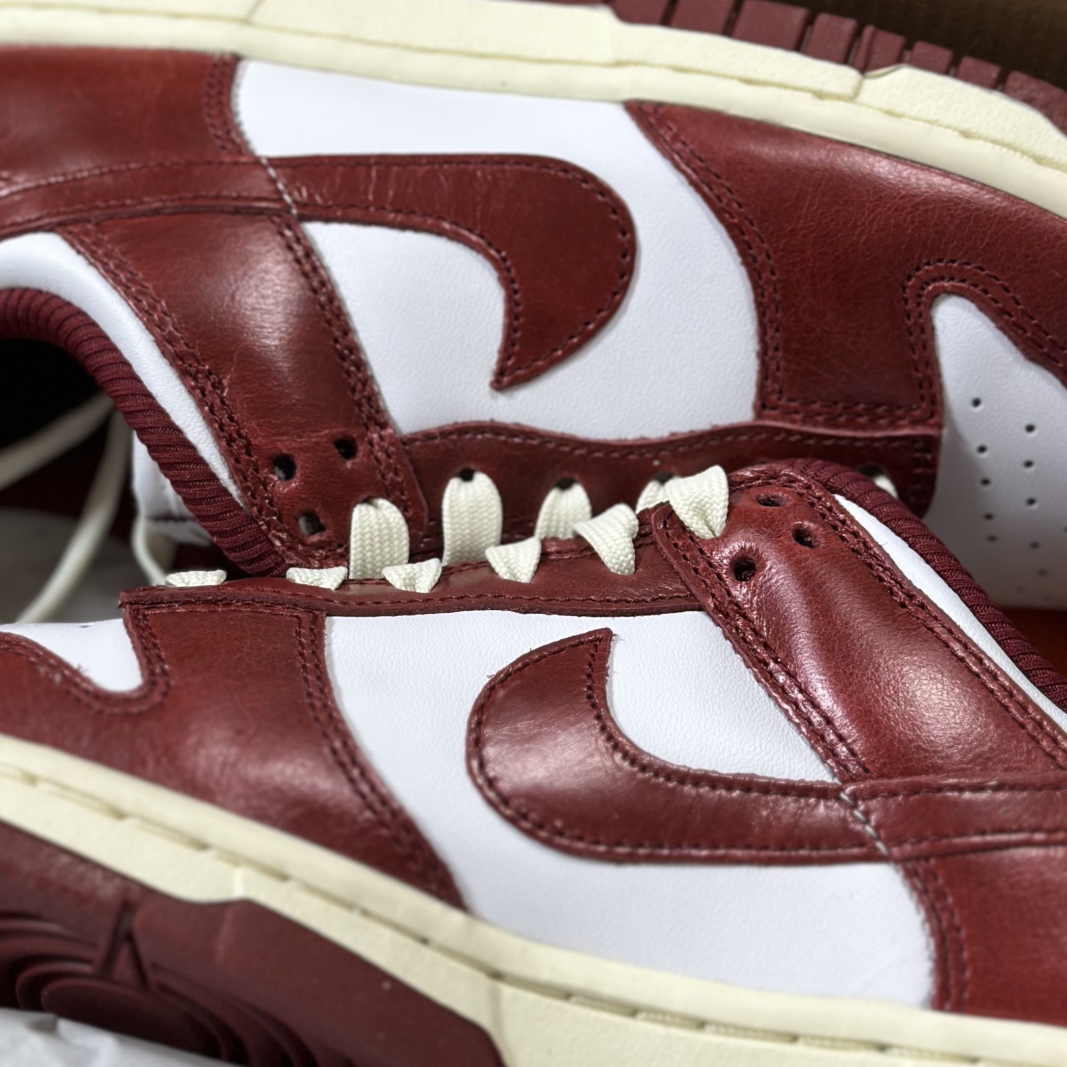 (W) Nike Dunk Low Retro PRM Team Red and White 착용 스타일