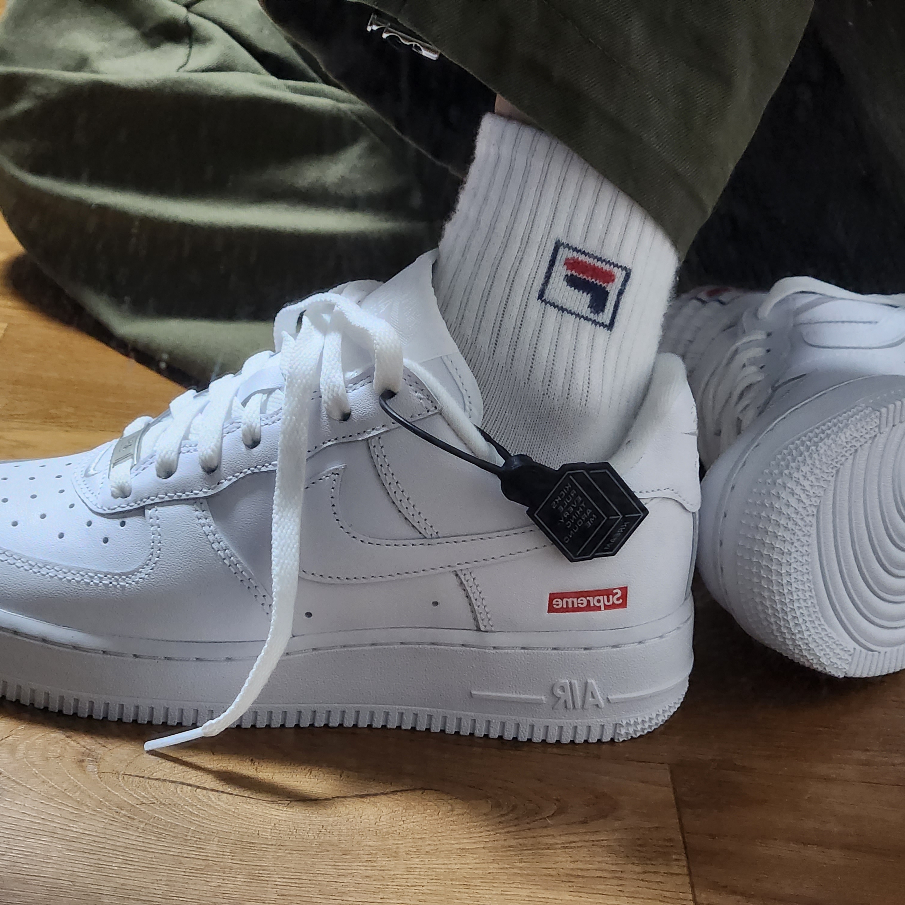 Nike x Supreme Air Force 1 Low White 착용 스타일 - 1
