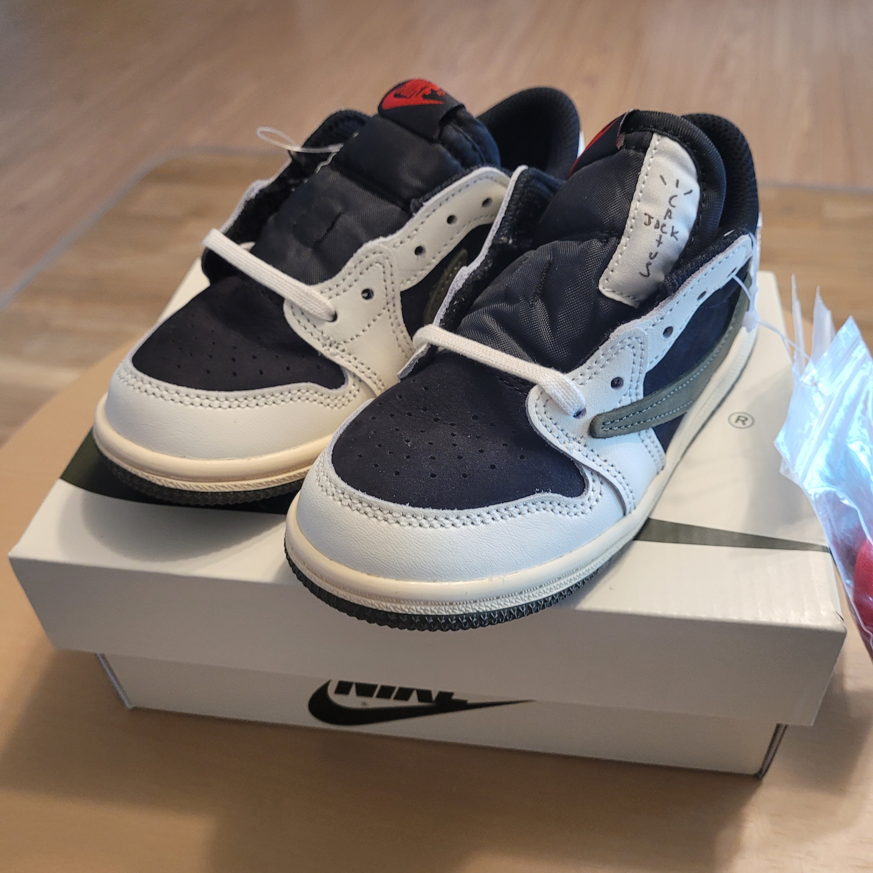 (TD) Jordan 1 x Travis Scott Retro Low OG SP Medium Olive 착용 스타일 - 3