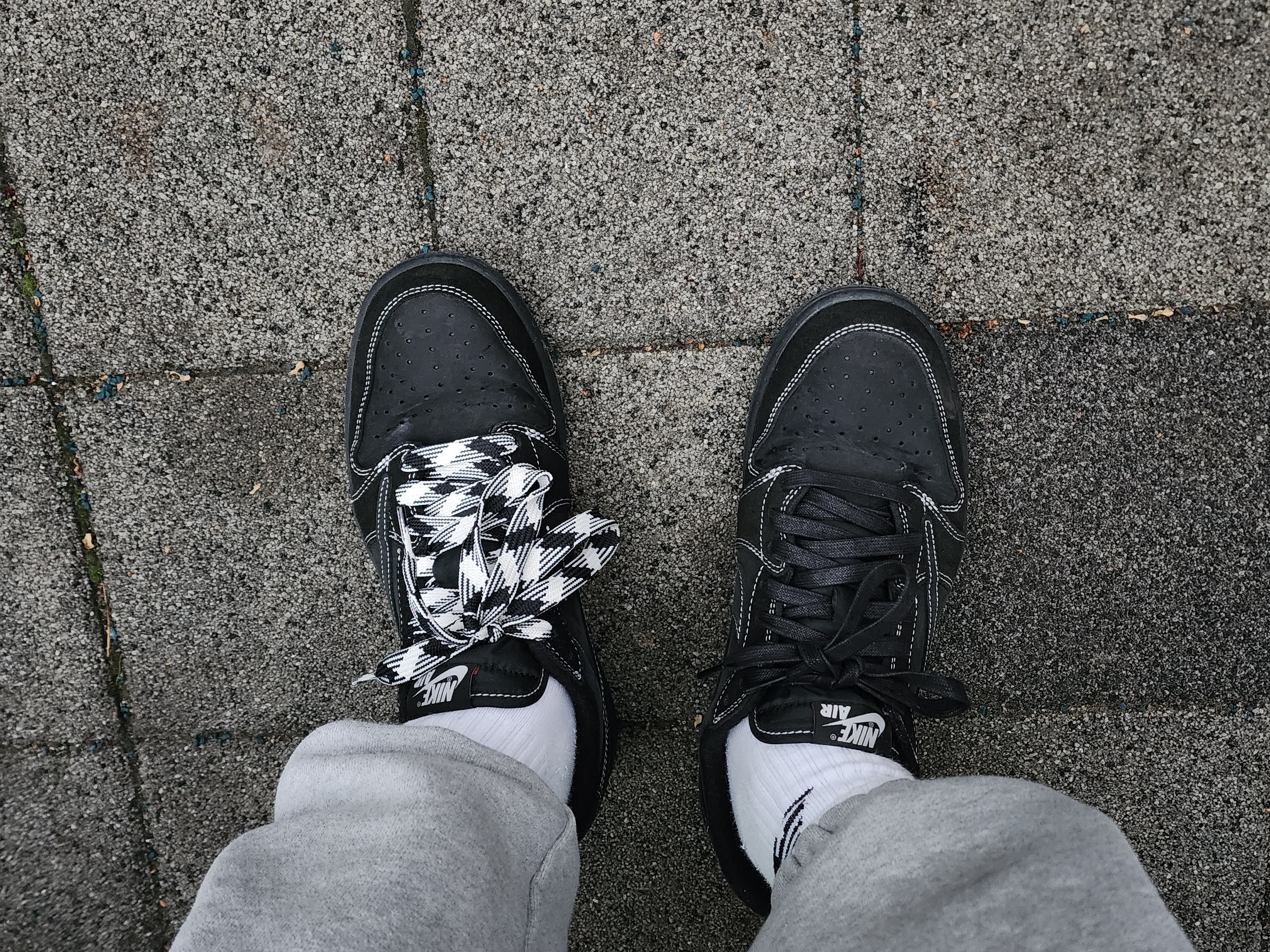 Jordan 1 x Travis Scott Retro Low OG SP Black Phantom 착용 스타일 - 2