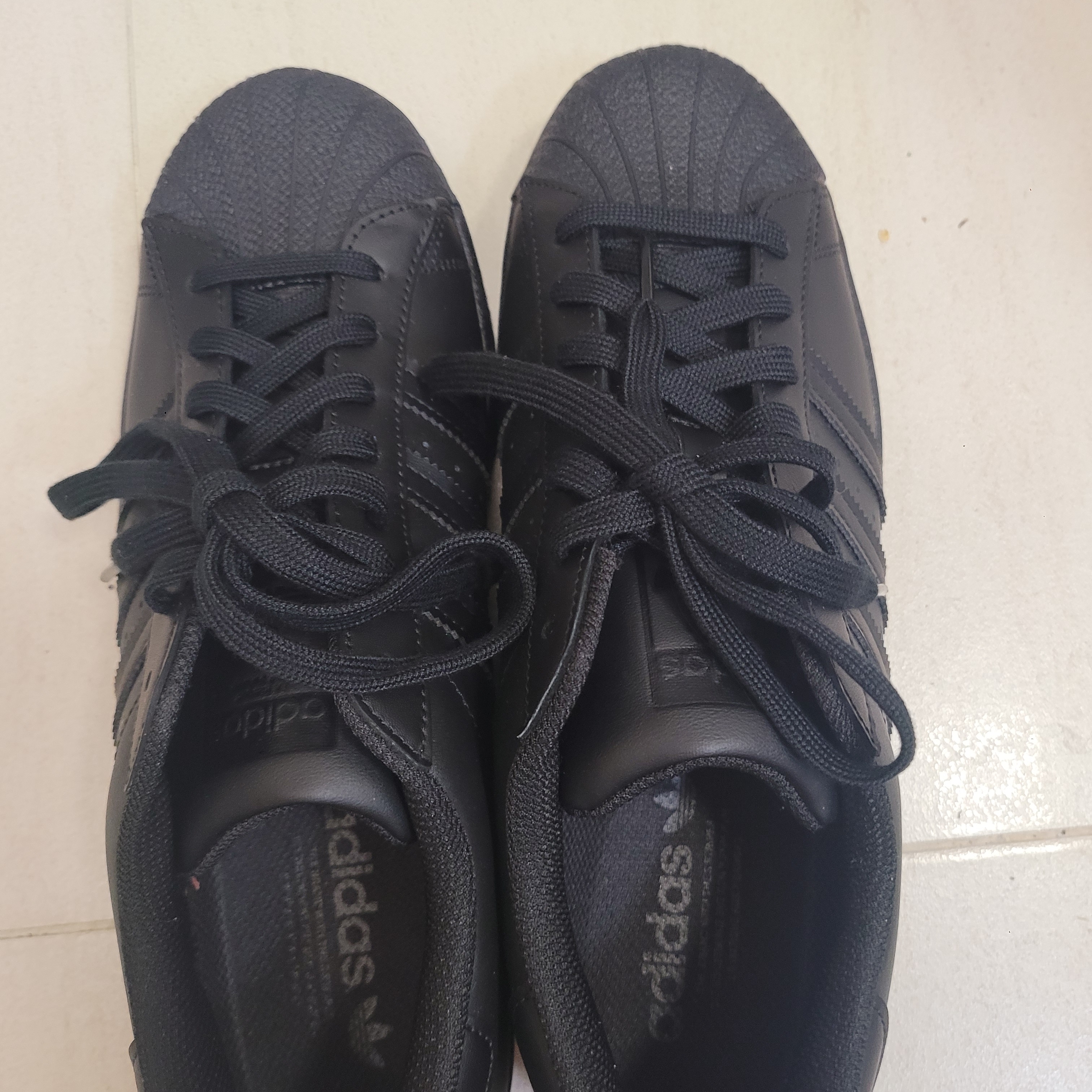 Adidas Superstar Triple Black 착용 스타일 - 1