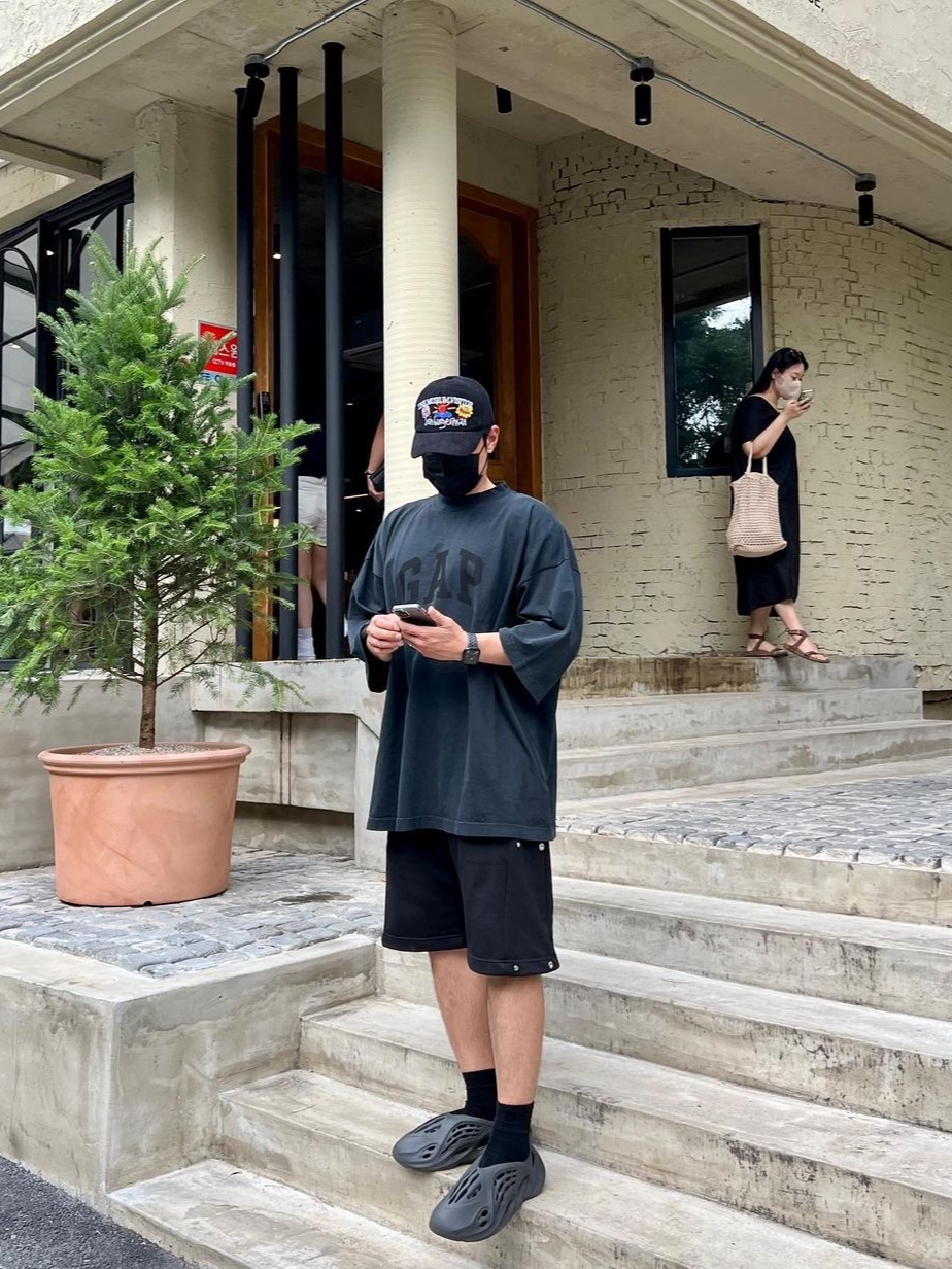 Yeezy Gap Engineered By Balenciaga Dove No Seam T-Shirt Washed Black, Adidas Yeezy Foam RNNR Onyx 착용 스타일 - 2