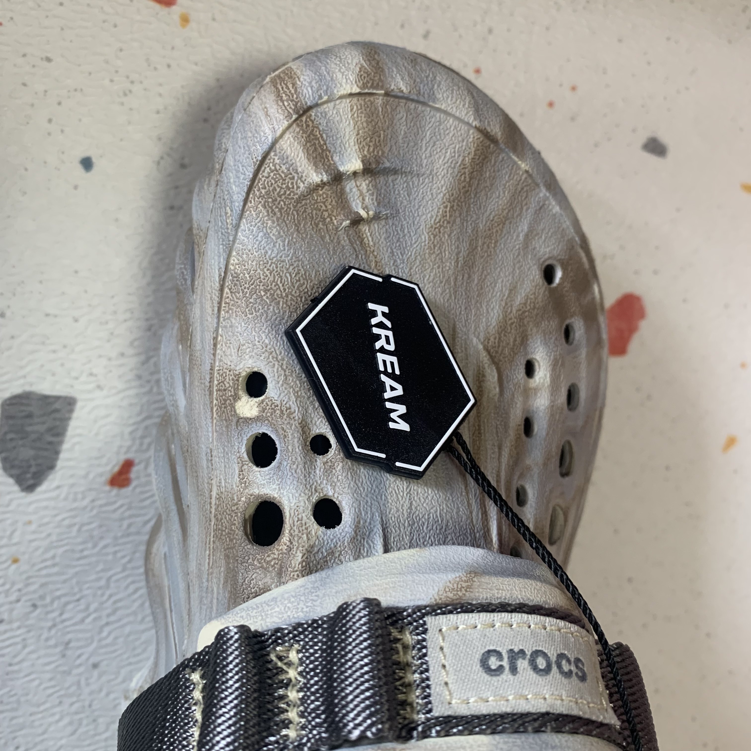 Crocs Echo Marbled Clog Bone Multi 착용 스타일