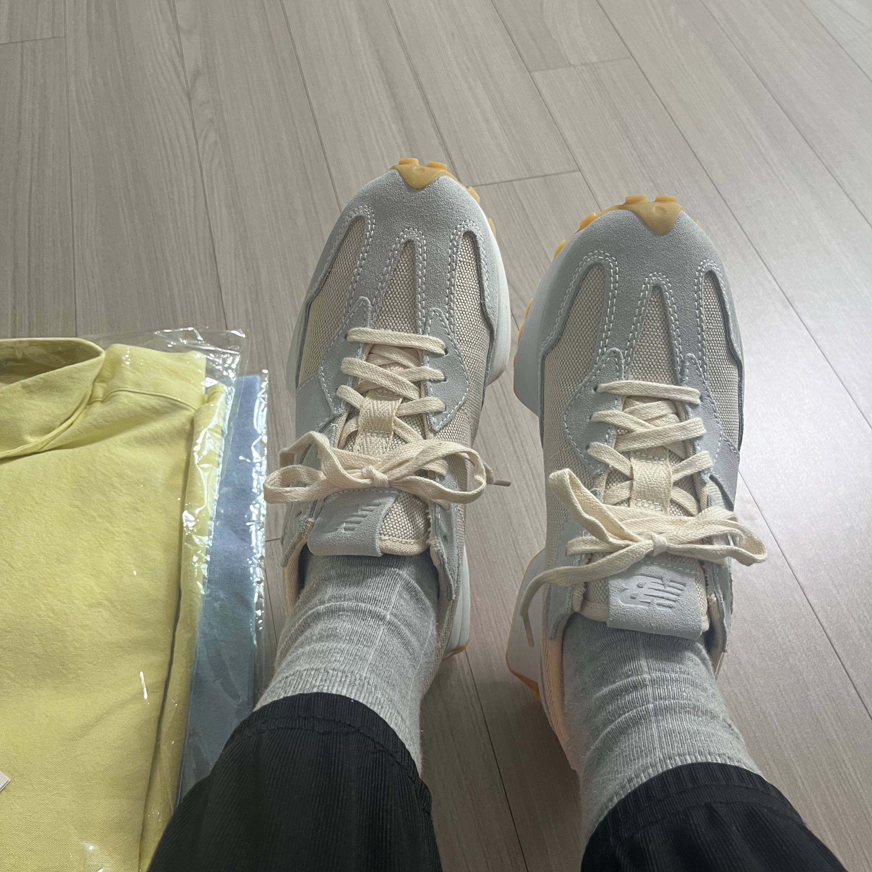 (W) New Balance 327 Undyed White Pale Blue 착용 스타일