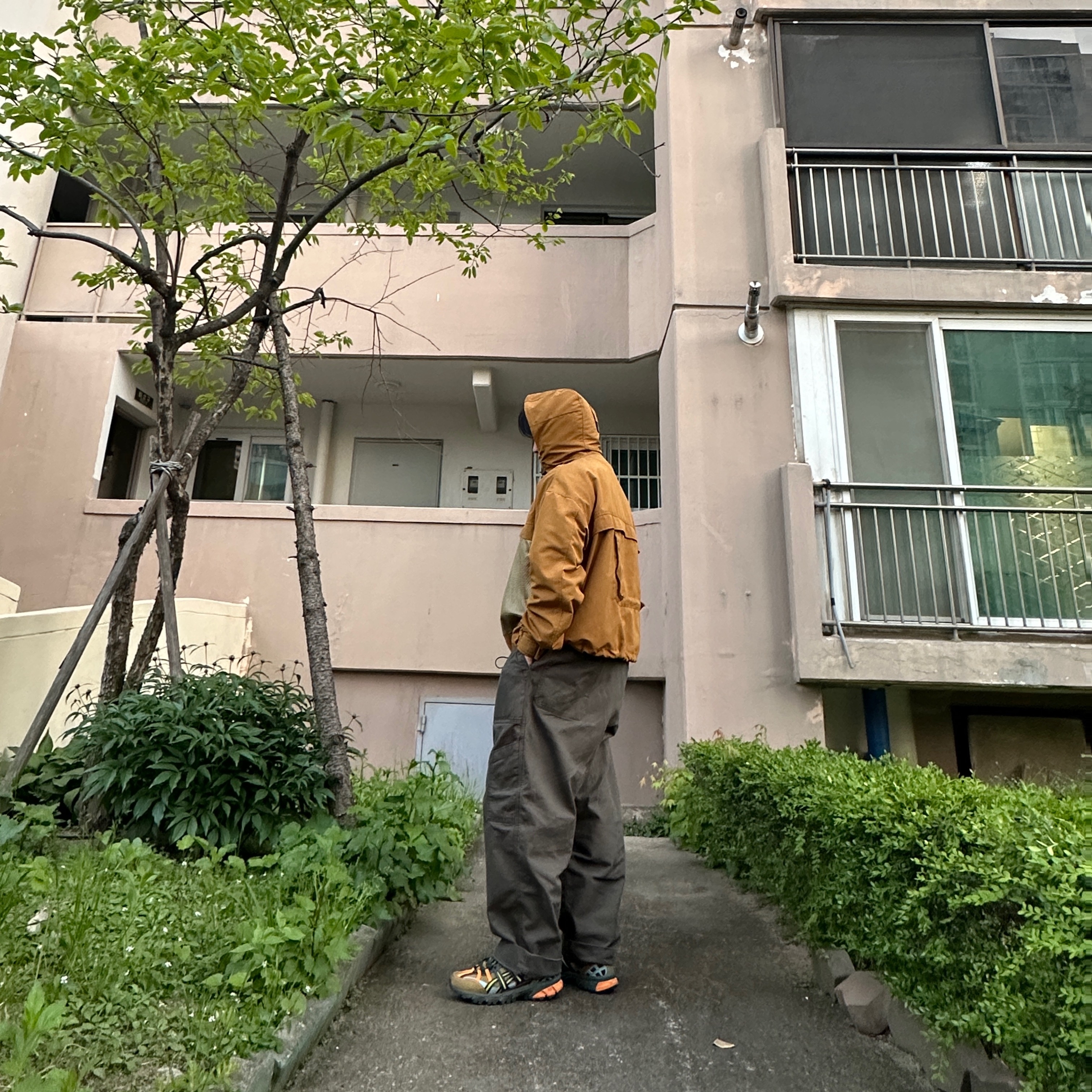 Asics x Andersson Bell Gel-Sonoma 15-50 Olive Oil Dark Brown, Uniqlo U Wide Fit Baker Pants Olive 착용 스타일