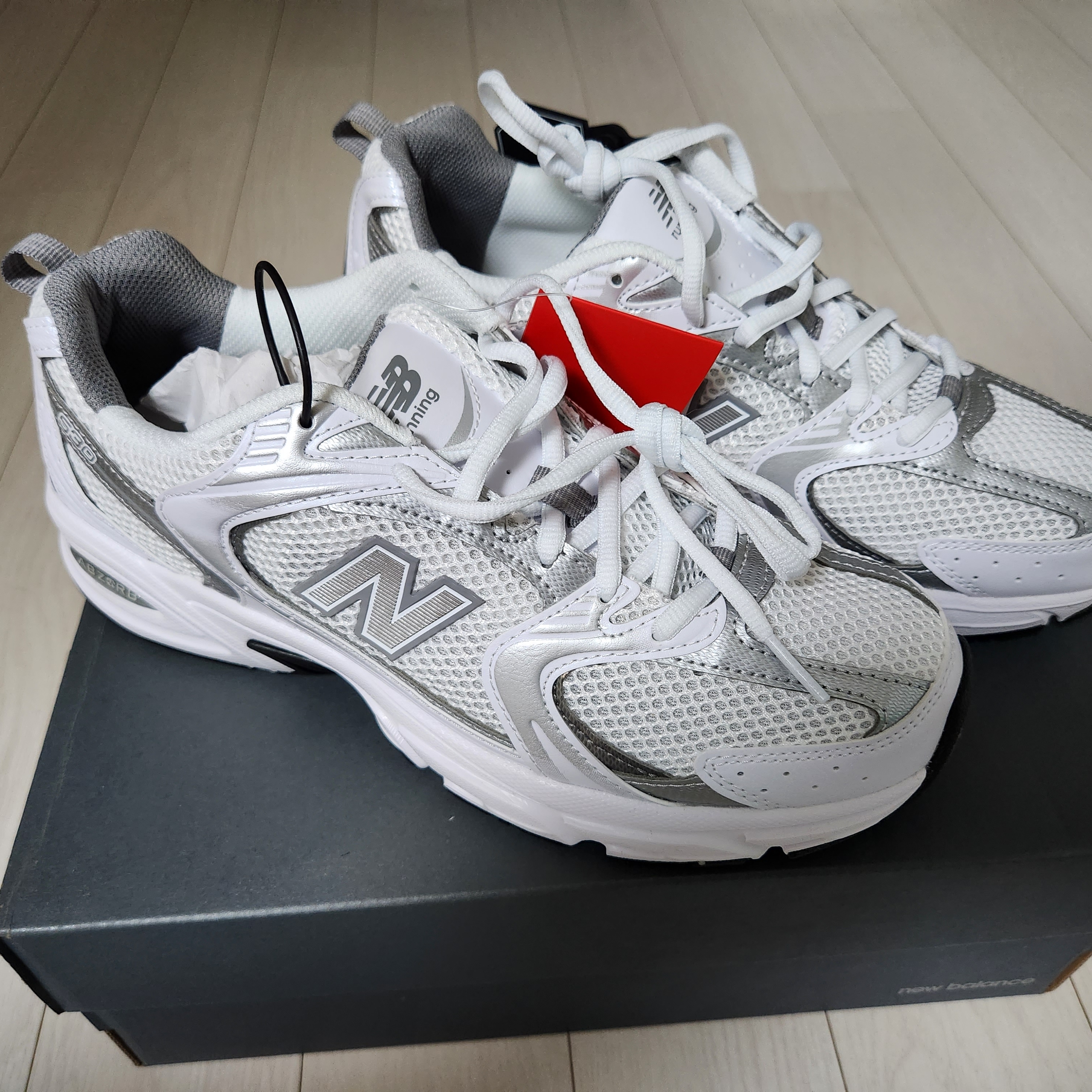 New Balance 530 White Silver 착용 스타일
