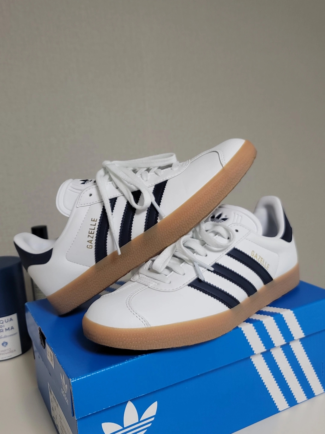 Adidas Gazelle White Collegiate Navy 착용 스타일 - 1