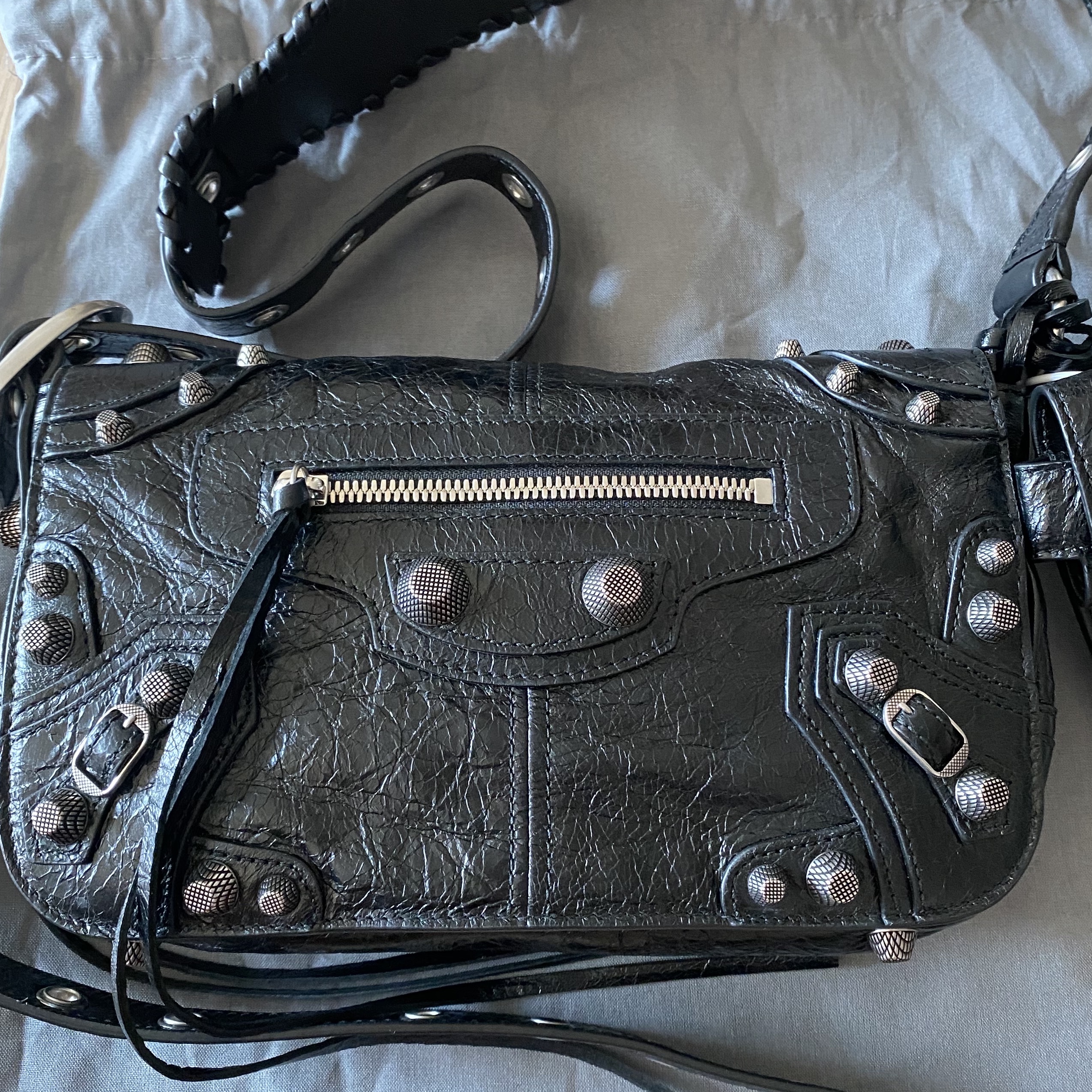 Balenciaga Arena Lambskin Aged Silver Hardware Le Cagole XS Flap Bag Black 착용 스타일