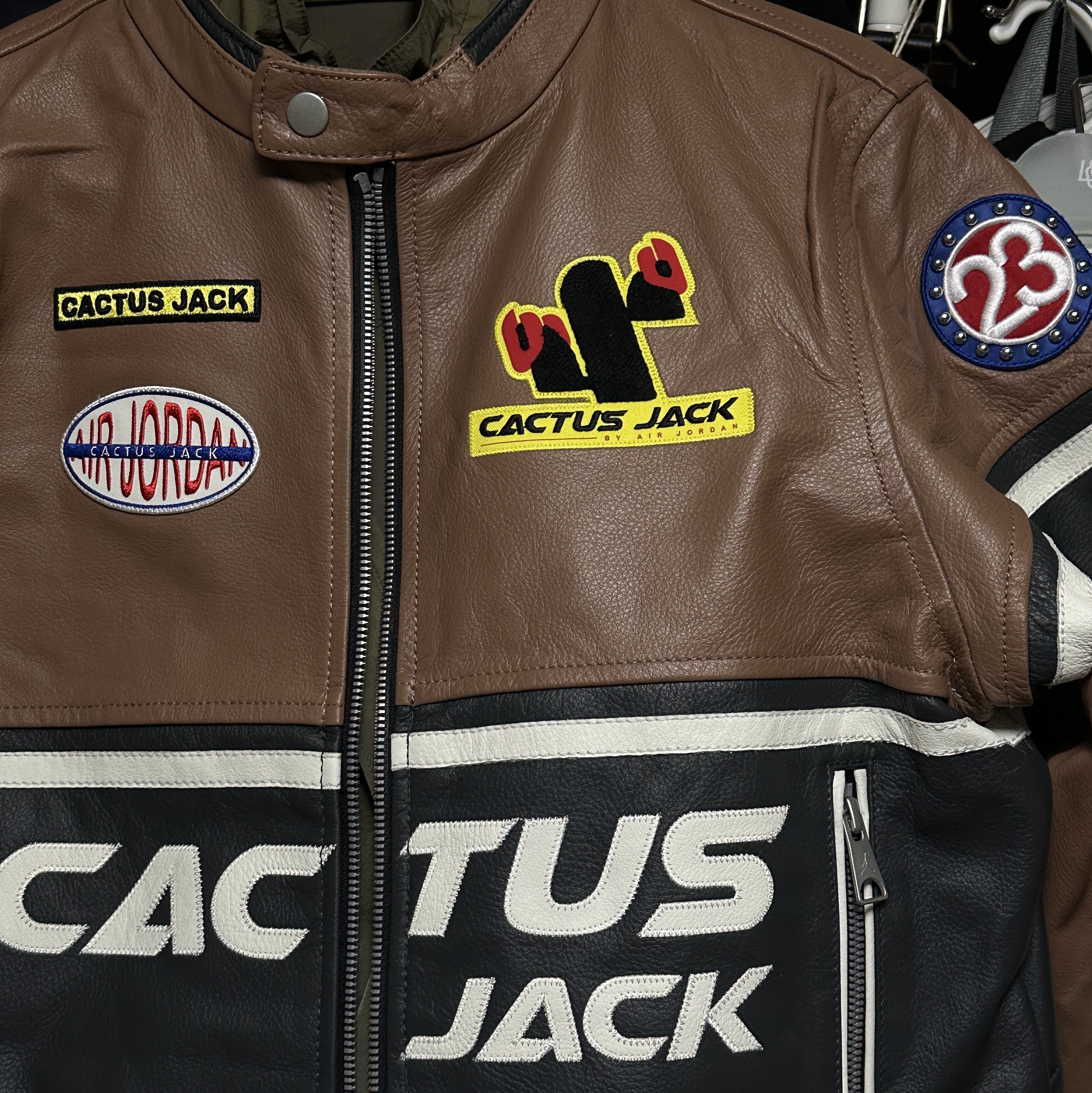(W) Jordan x Travis Scott Leather Jacket Archaeo Brown - Asia 착용 스타일 - 1