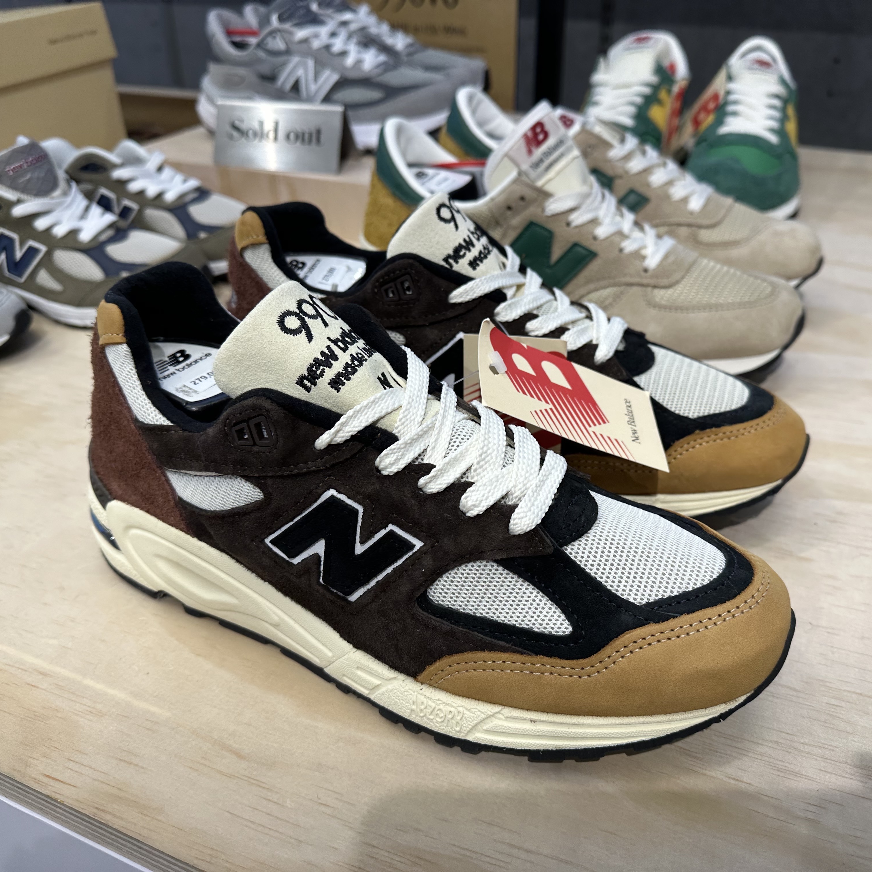 New Balance 990v2 Made in USA Brown Beige, New Balance 990v3 Made in USA Black Tan 착용 스타일 - 3