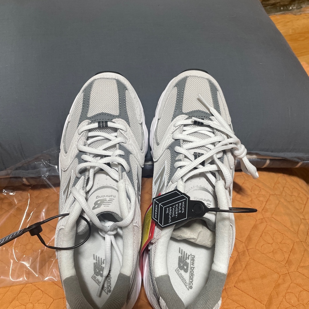 New Balance 530 Classic Grey 착용 스타일