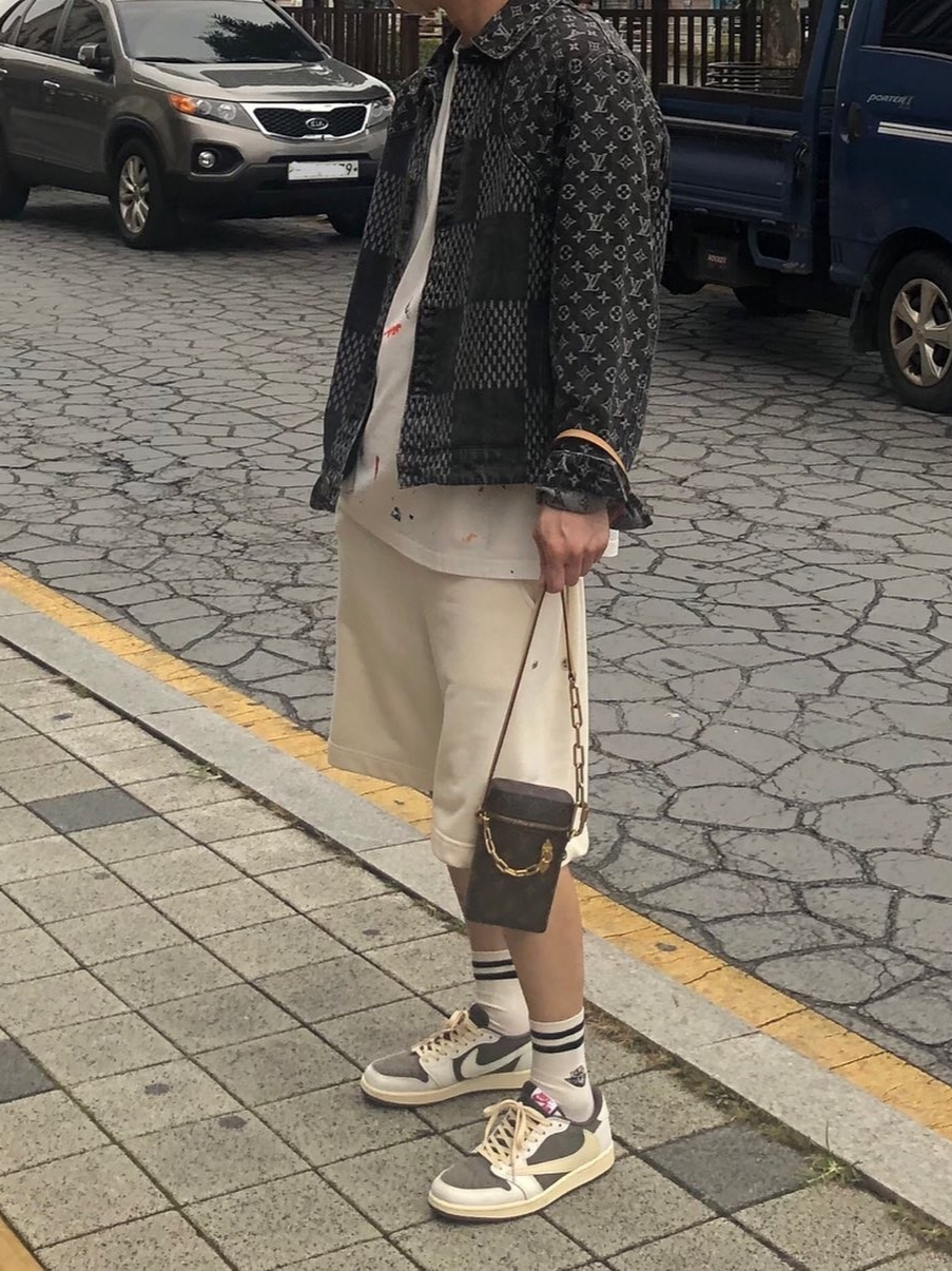 Jordan 1 x Travis Scott Retro Low OG SP Sail and Ridgerock, Louis Vuitton x Nigo Giant Damier Waves Monogram Denim Jacket Black 착용 스타일