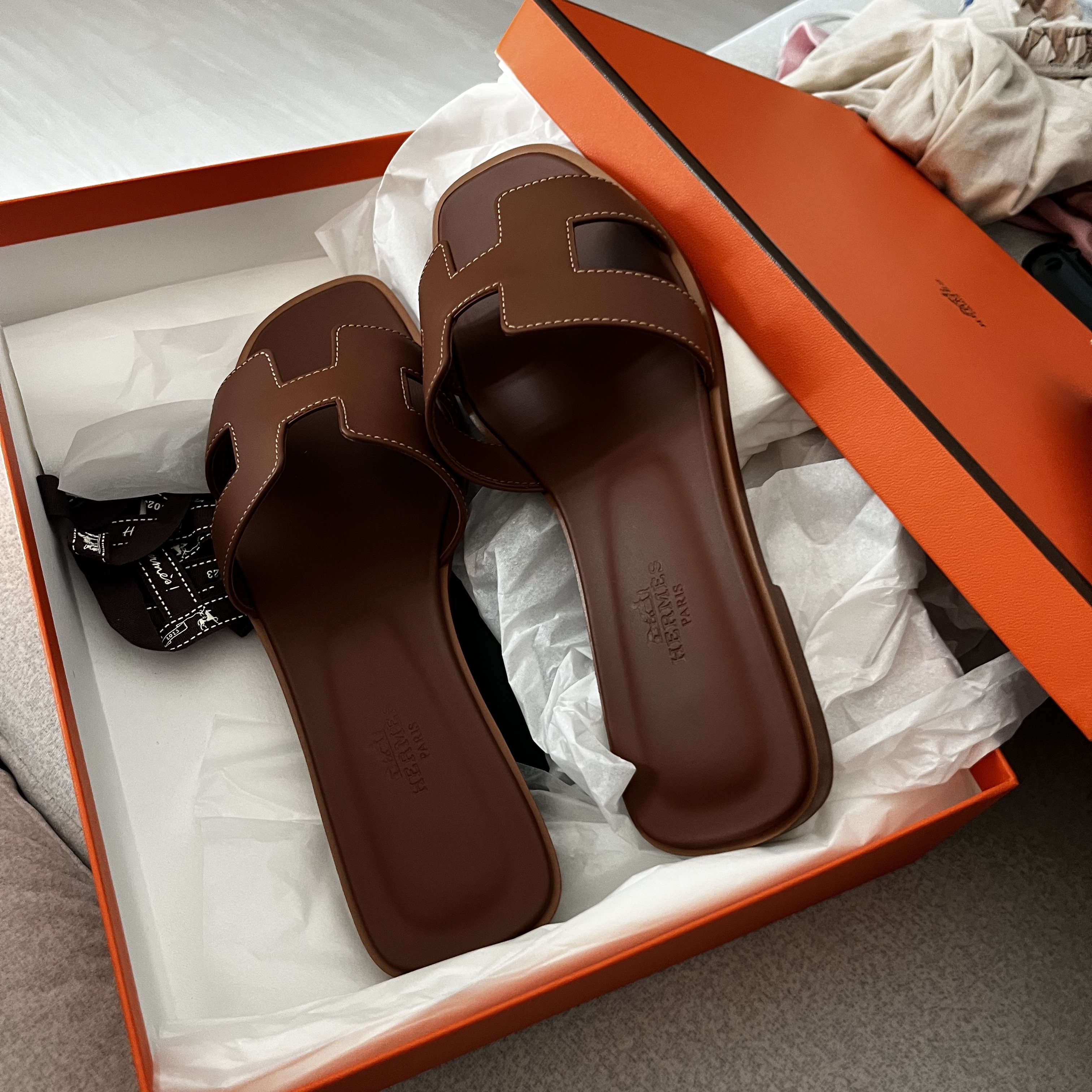 (W) Hermes Oran Sandal Calfskin & Gold Piqures Ecrues 착용 스타일