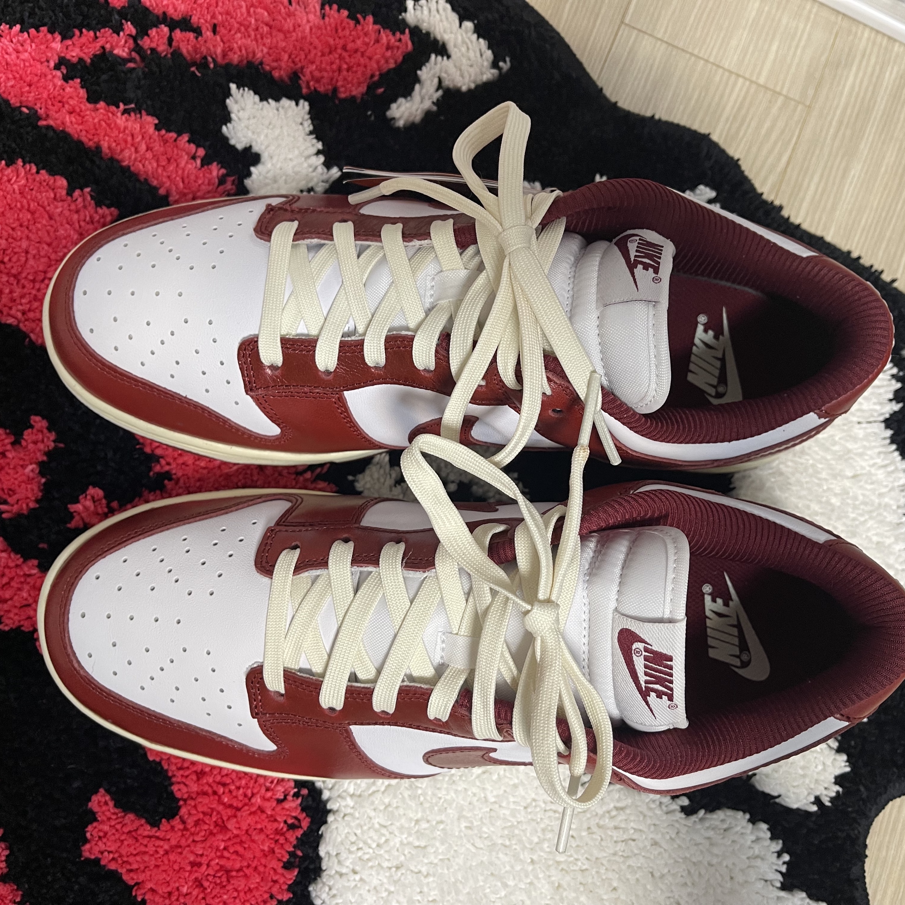 (W) Nike Dunk Low Retro PRM Team Red and White 착용 스타일 - 3
