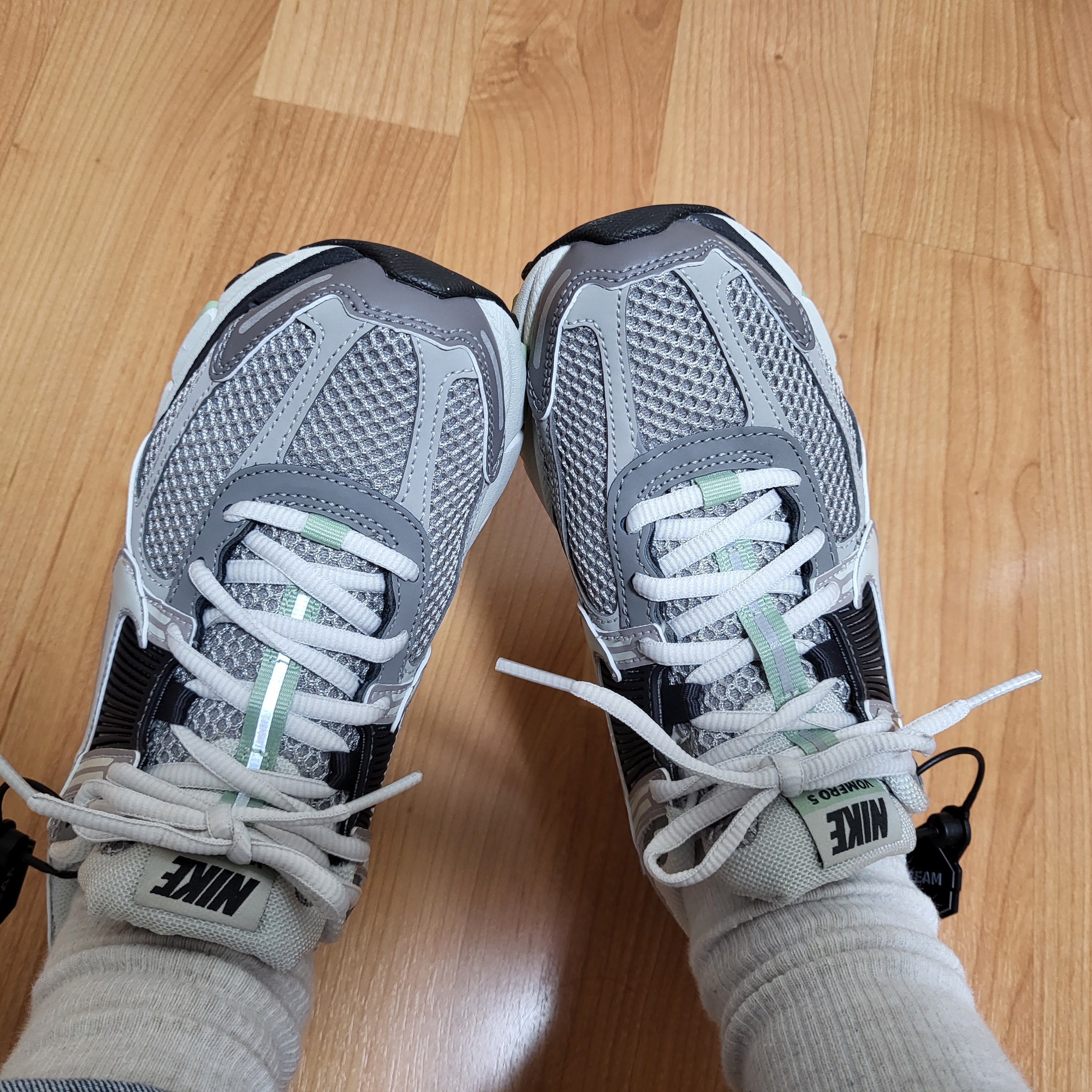 (W) Nike Zoom Vomero 5 Cobblestone and Flat Pewter 착용 스타일