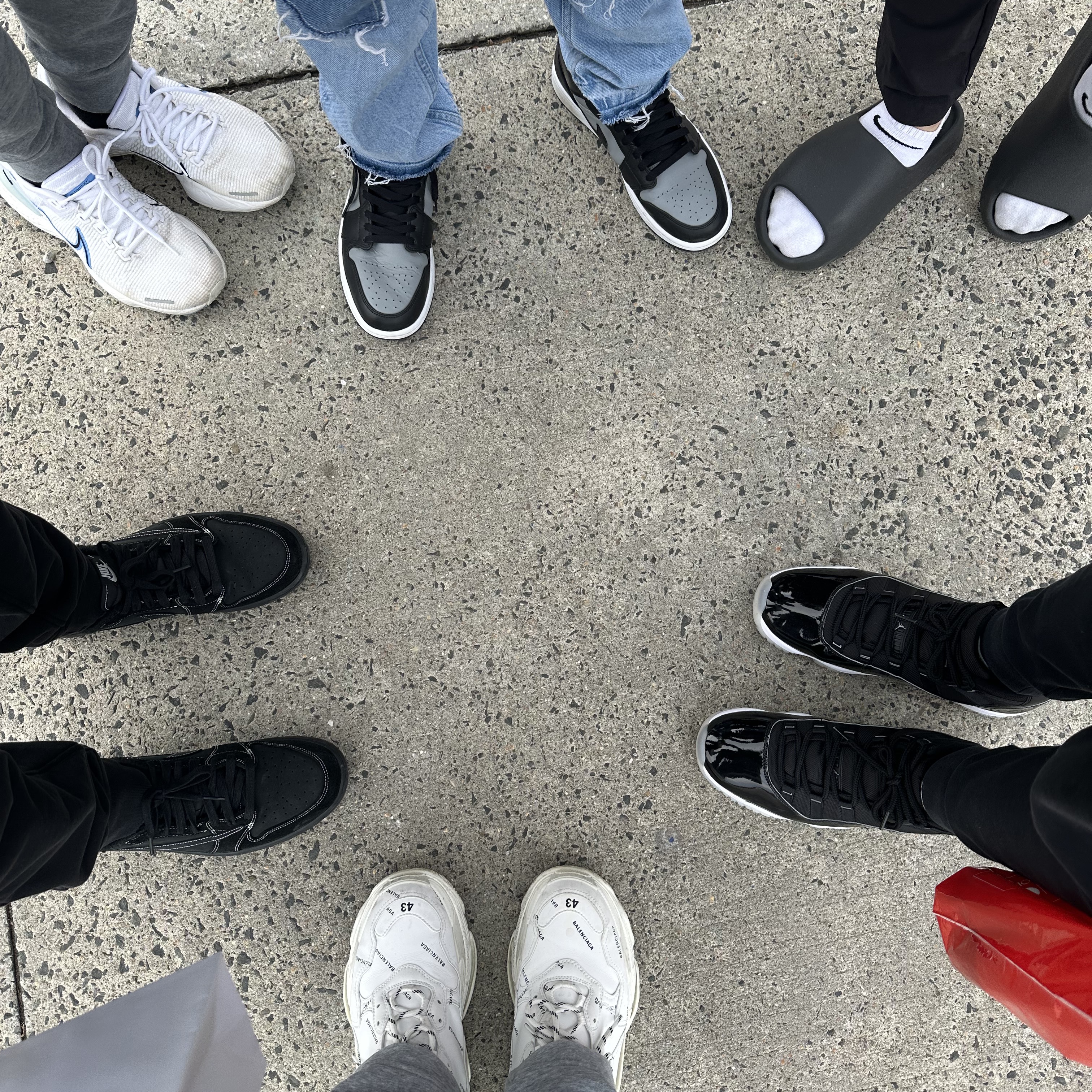 (W) Balenciaga Allover Logo Triple S Sneakers White, Jordan 1 x Travis Scott Retro Low OG SP Black Phantom 착용 스타일
