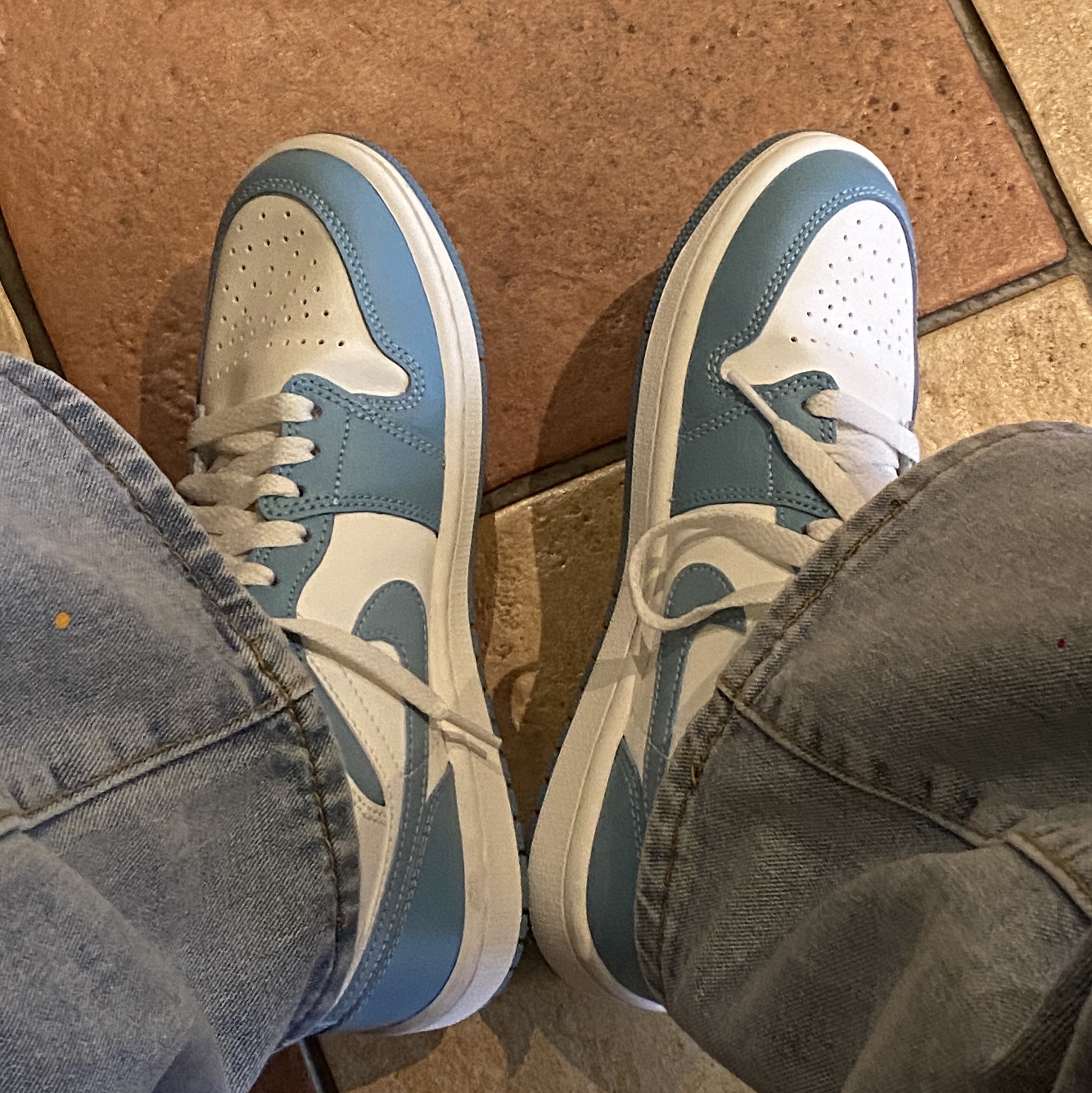 (W) Jordan 1 Mid Sail and Worn Blue 착용 스타일 - 4
