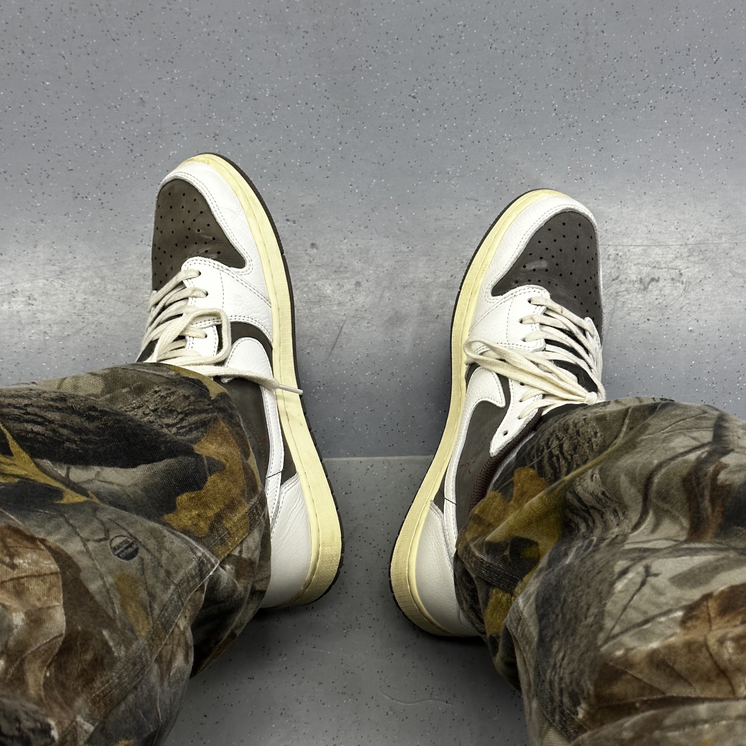 Jordan 1 x Travis Scott Retro Low OG SP Sail and Ridgerock 착용 스타일