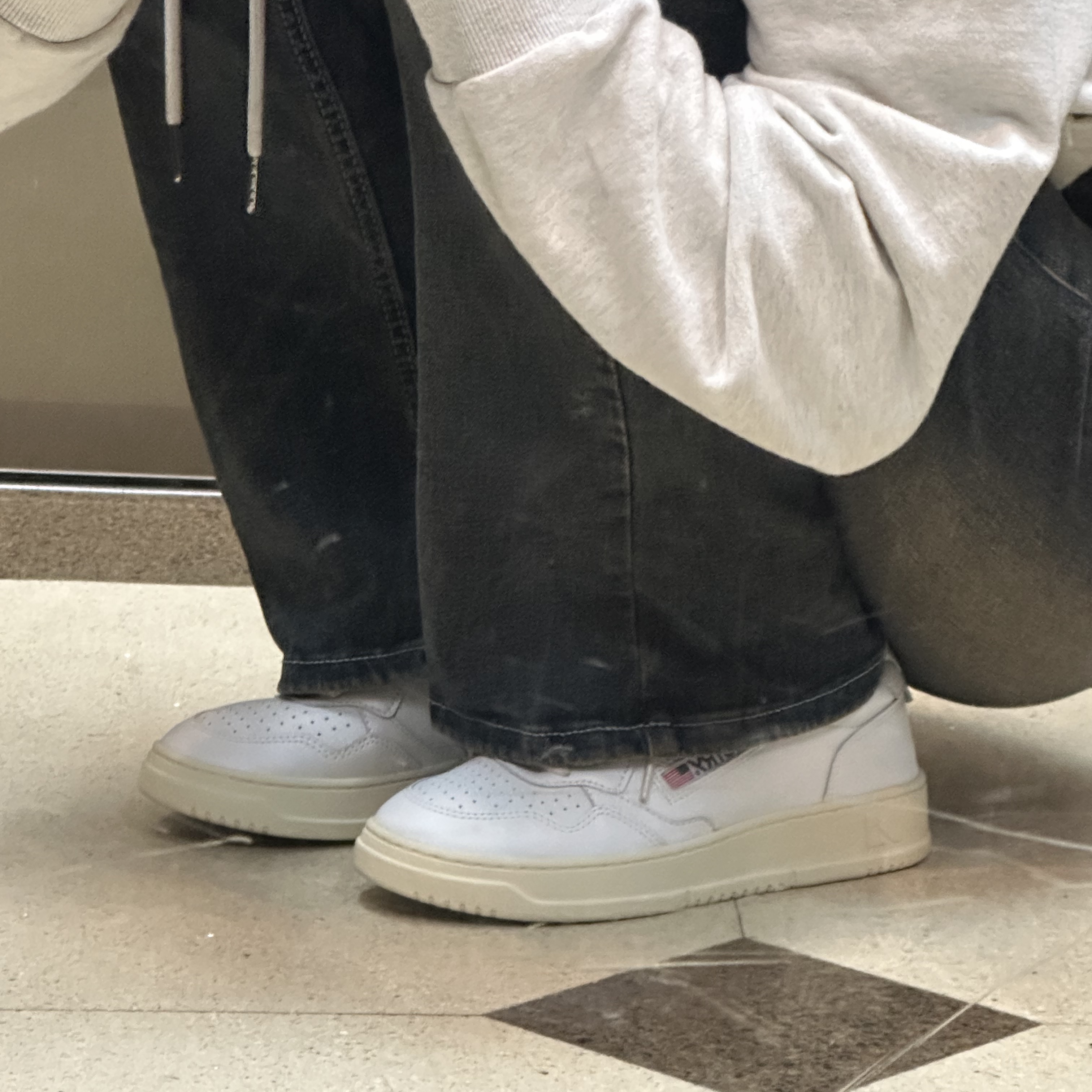 (W) Autry Medalist Low Leather Sneakers White 착용 스타일
