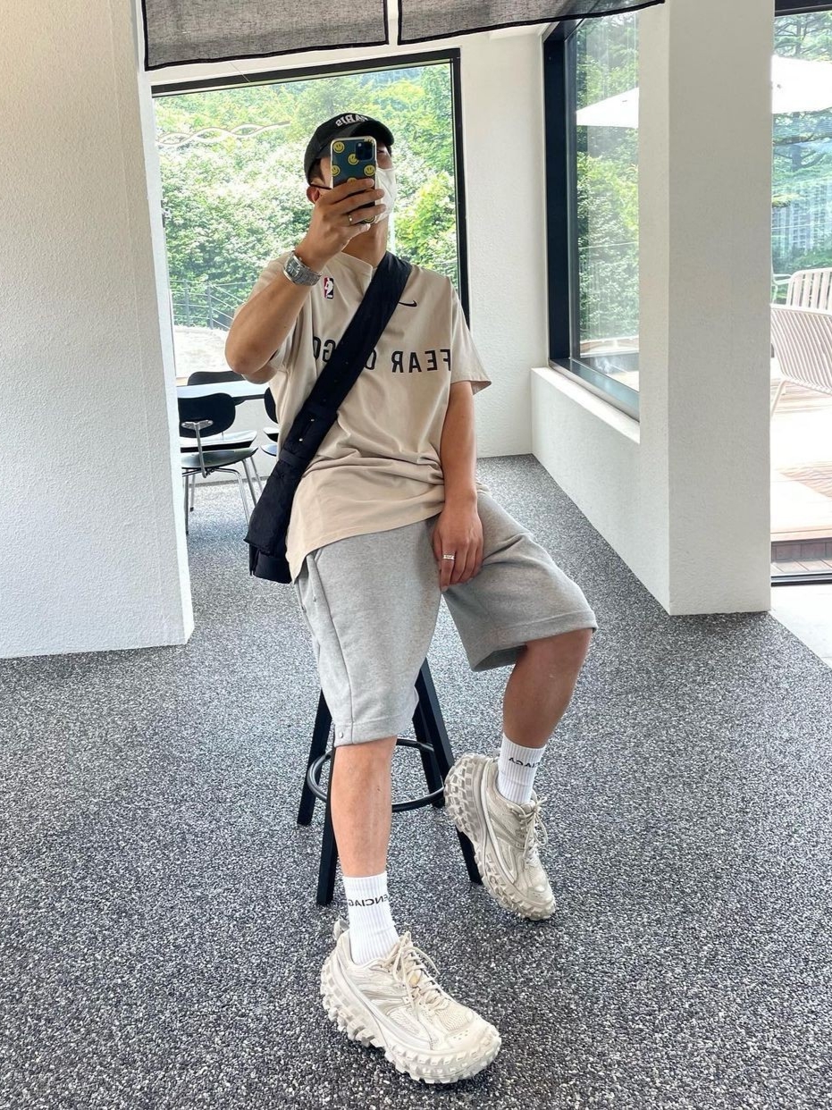 Nike x Fear of God Warm Up T-Shirt Pale Ivory, Balenciaga Defender Sneakers Beige 착용 스타일 - 1