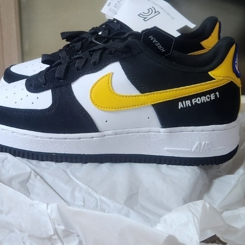 (GS) Nike Air Force 1 LV8 Athletic Club Black Dark Sulfur 착용 스타일