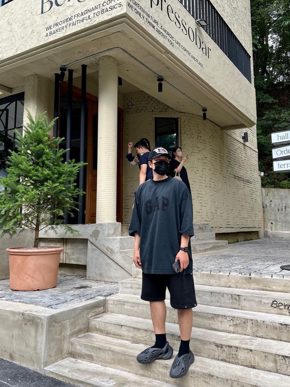Yeezy Gap Engineered By Balenciaga Dove No Seam T-Shirt Washed Black, Adidas Yeezy Foam RNNR Onyx 착용 스타일 - 1