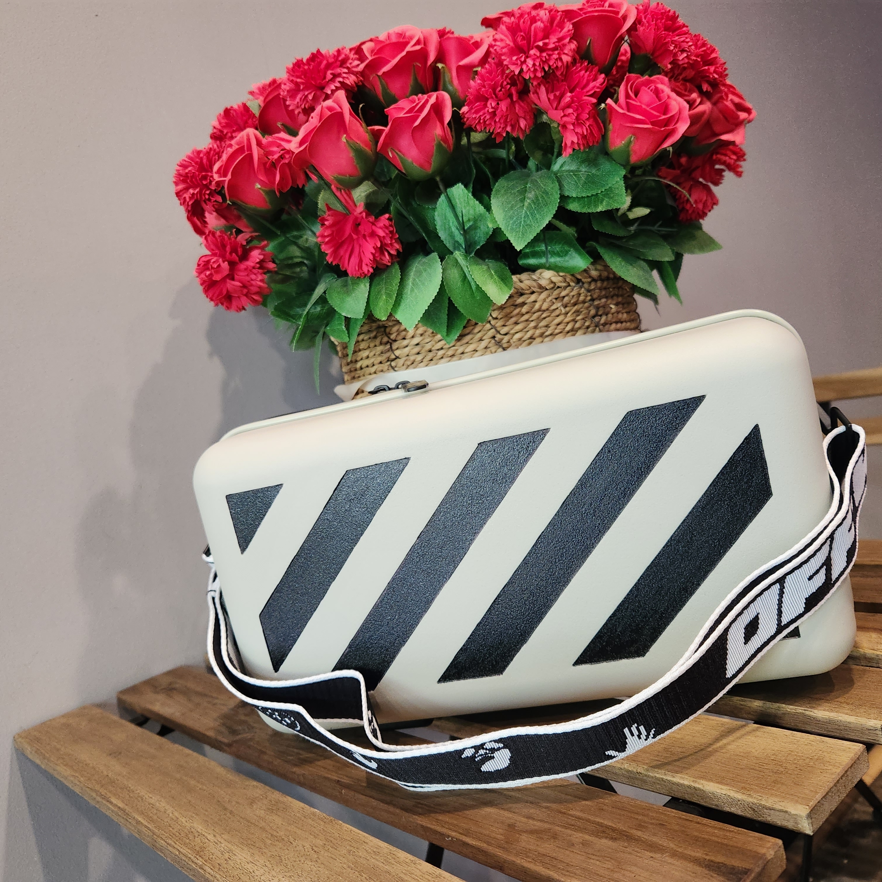 Off-White x Amore Pacific Protection Box (Without Cosmetics) 착용 스타일 - 2