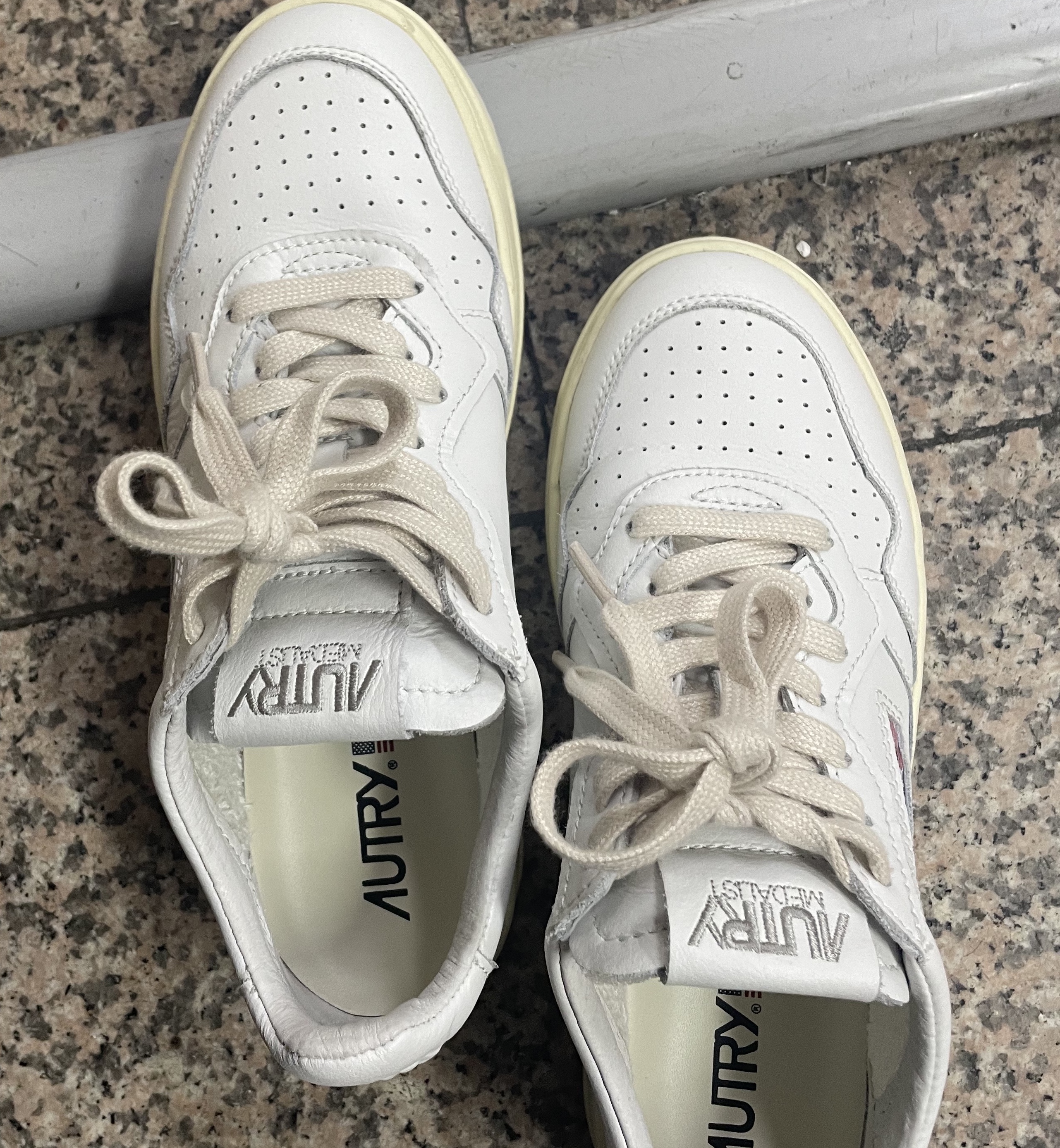 (W) Autry Medalist Low Leather Sneakers White 착용 스타일