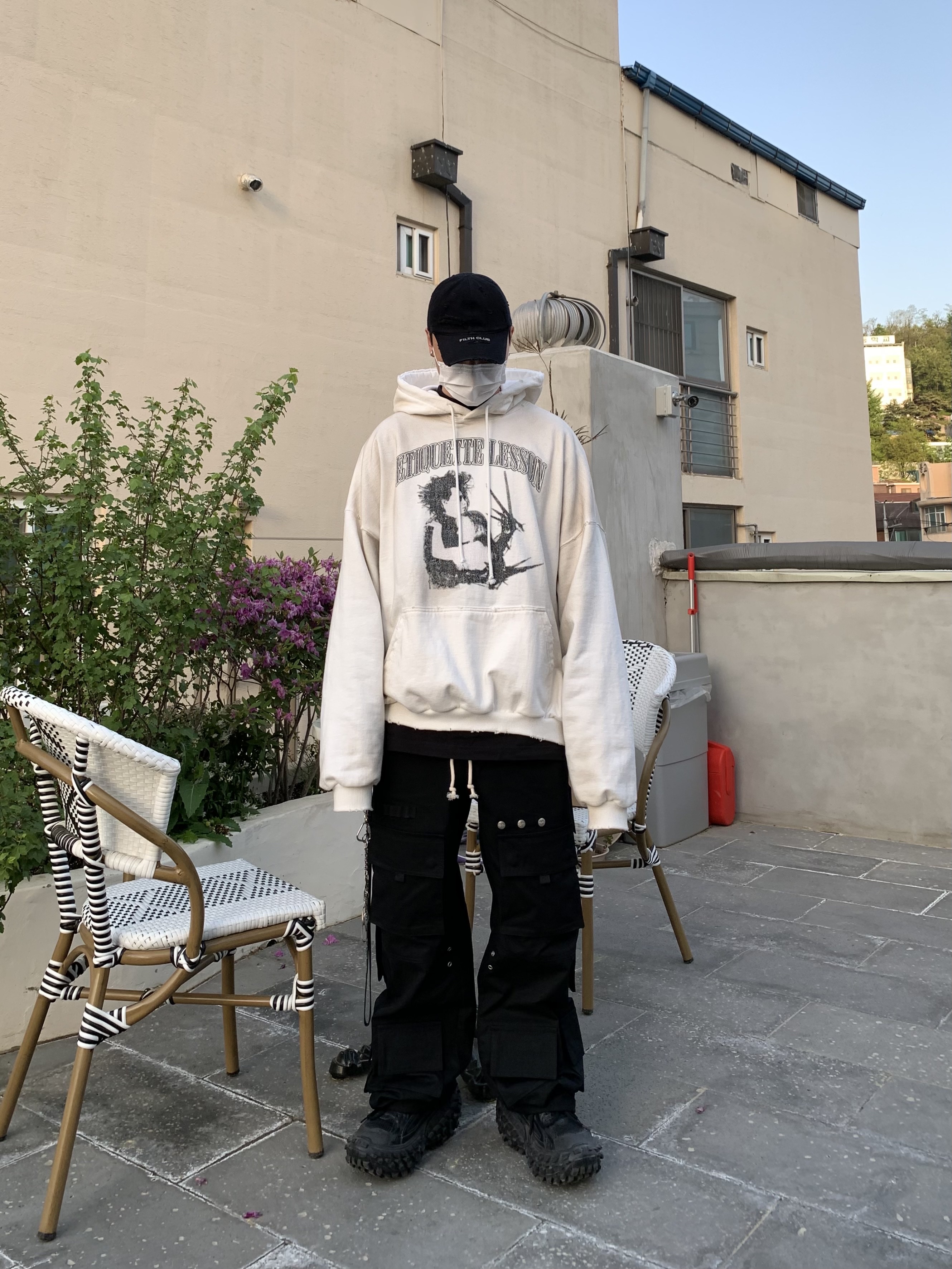 Project G/R x Atmos Etiquette Lesson Vintage Washed Hoodie White, Project G/R Distressed Filth Club Cap Washed Black 착용 스타일 - 1