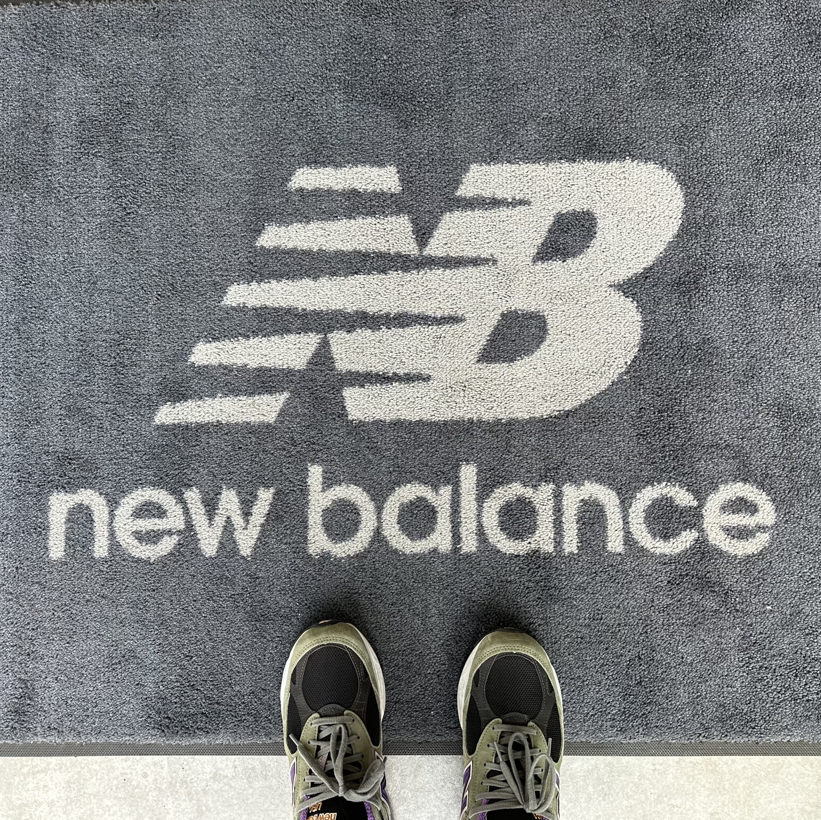 New Balance 990v2 Made in USA Brown Beige, New Balance 990v3 Made in USA Black Tan 착용 스타일 - 4