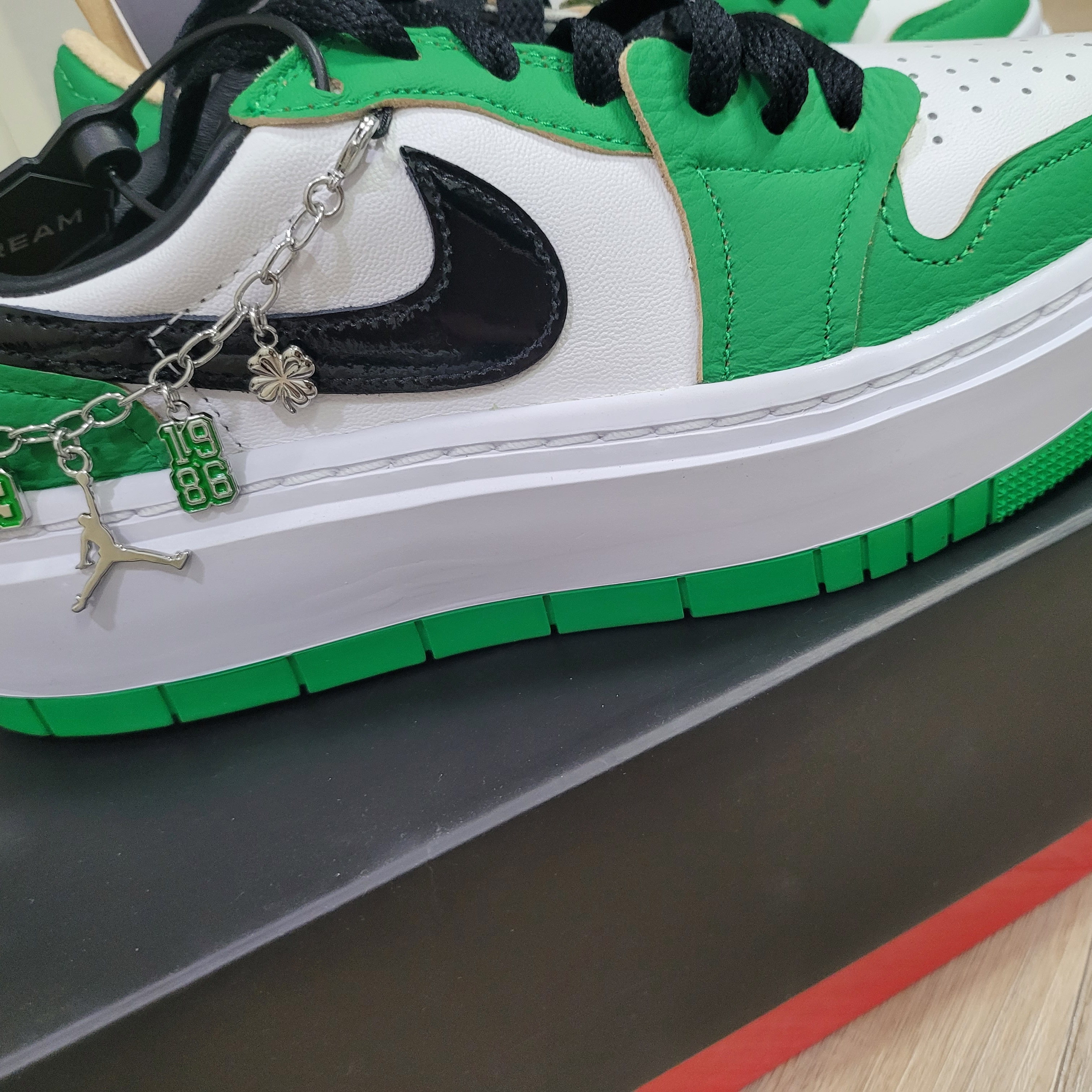 (W) Jordan 1 Elevate Low SE Lucky Green 착용 스타일 - 1