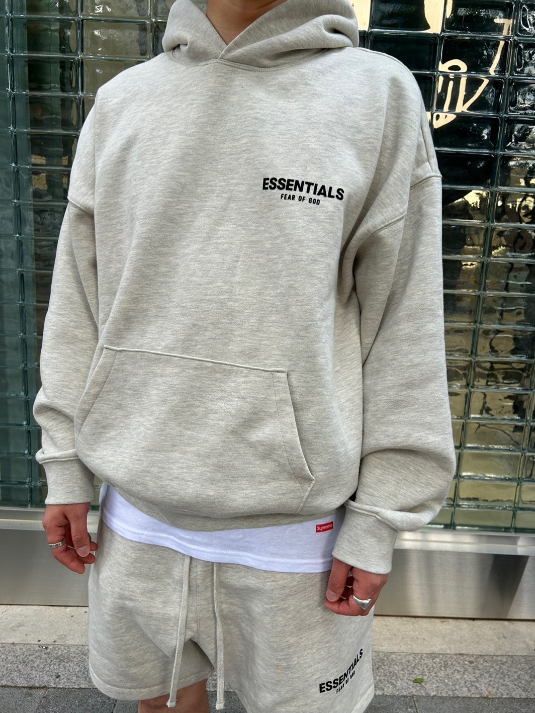 Essentials The Core Collection Hoodie Light Oatmeal, Essentials The Core Collection Sweatshorts Light Oatmeal 착용 스타일 - 2