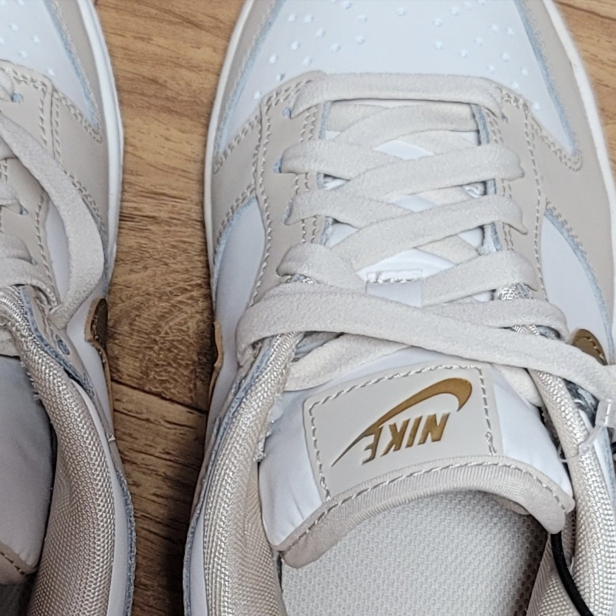(W) Nike Dunk Low Sanddrift Metallic Gold 착용 스타일 - 5