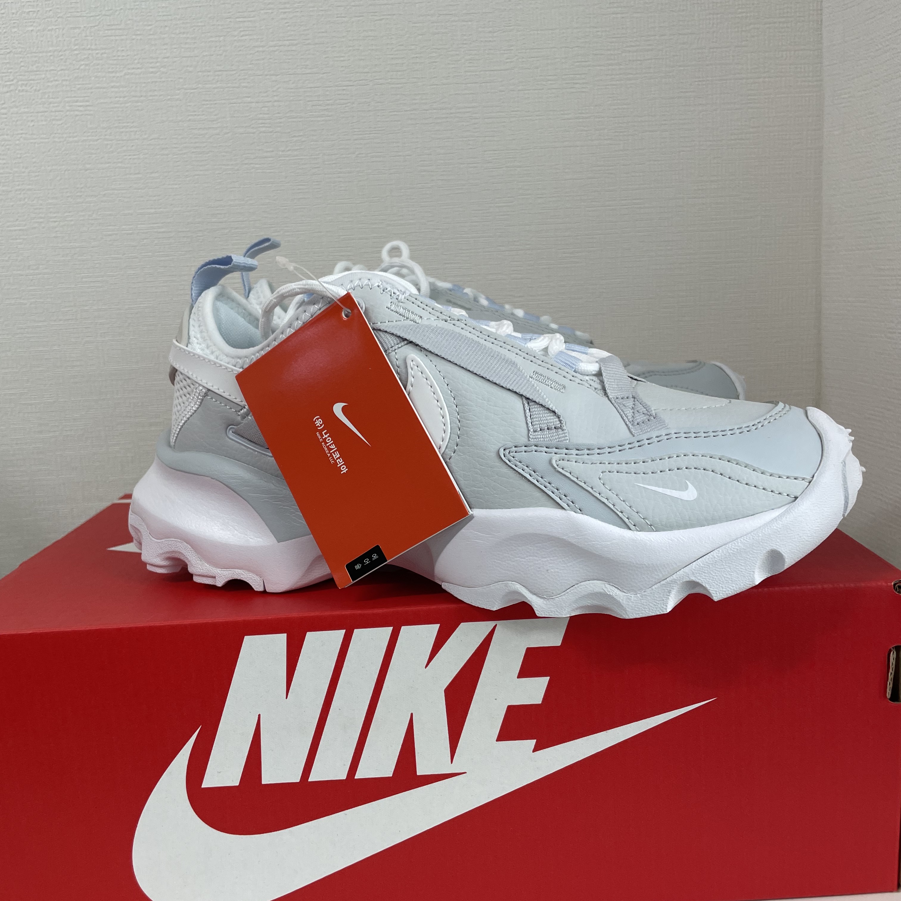 (W) 나이키 TC 7900 프리미엄 2 포톤 더스트 착용 스타일 - 3