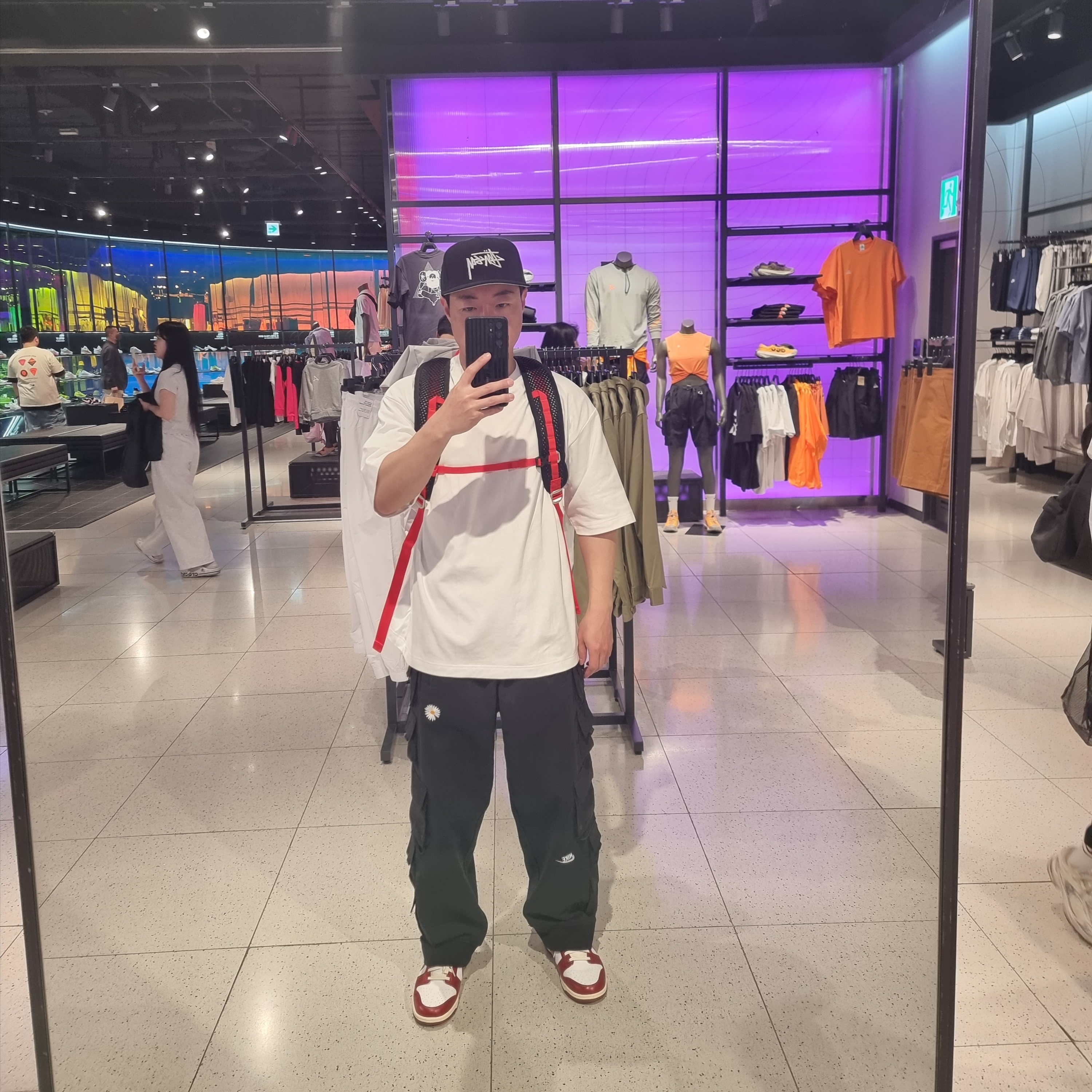 Nike ACG Aisen Daypack 32L White, Nike x Peaceminusone Wide Pants Black (DR0096-010) 착용 스타일 - 4