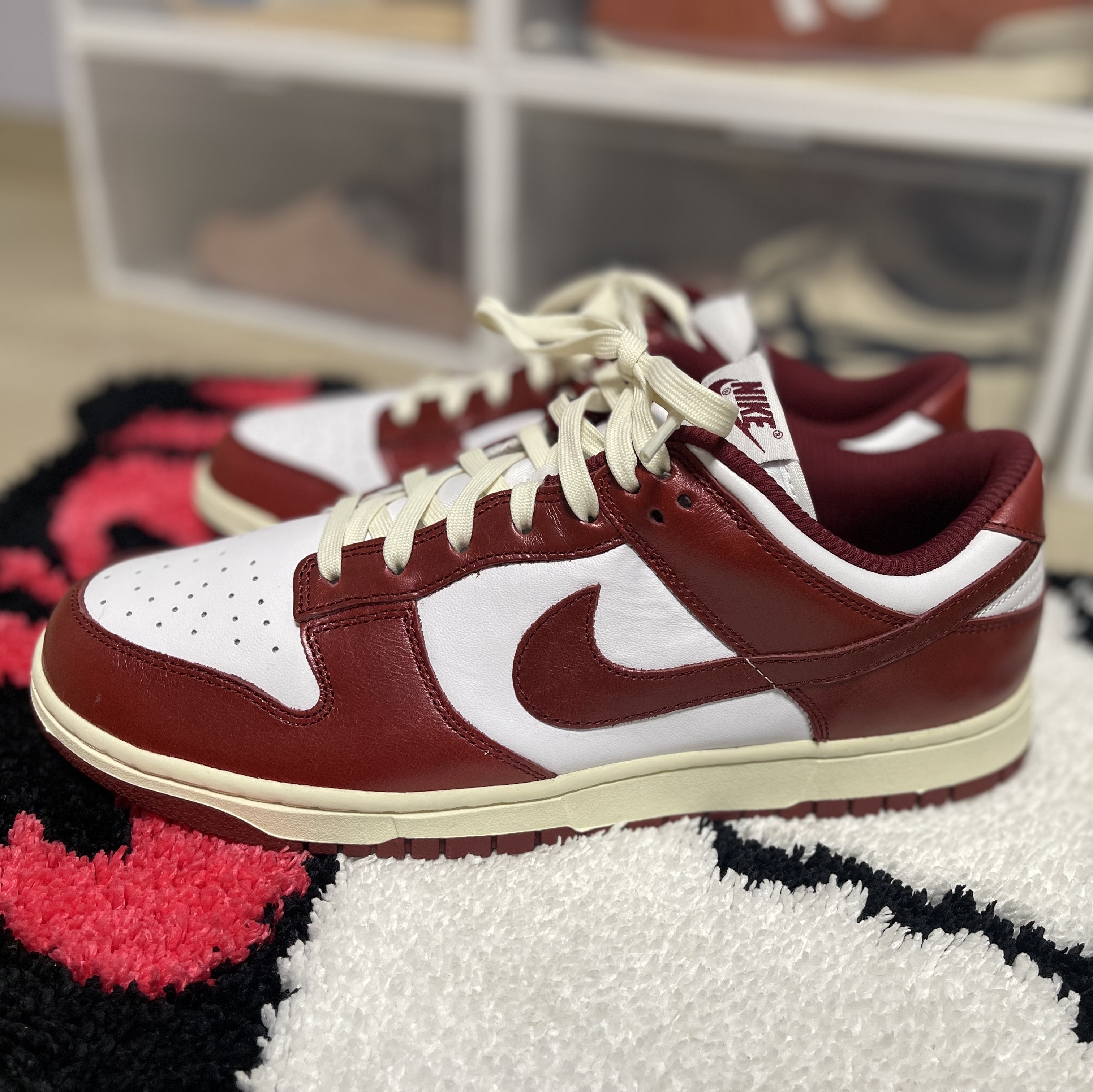 (W) Nike Dunk Low Retro PRM Team Red and White 착용 스타일 - 1