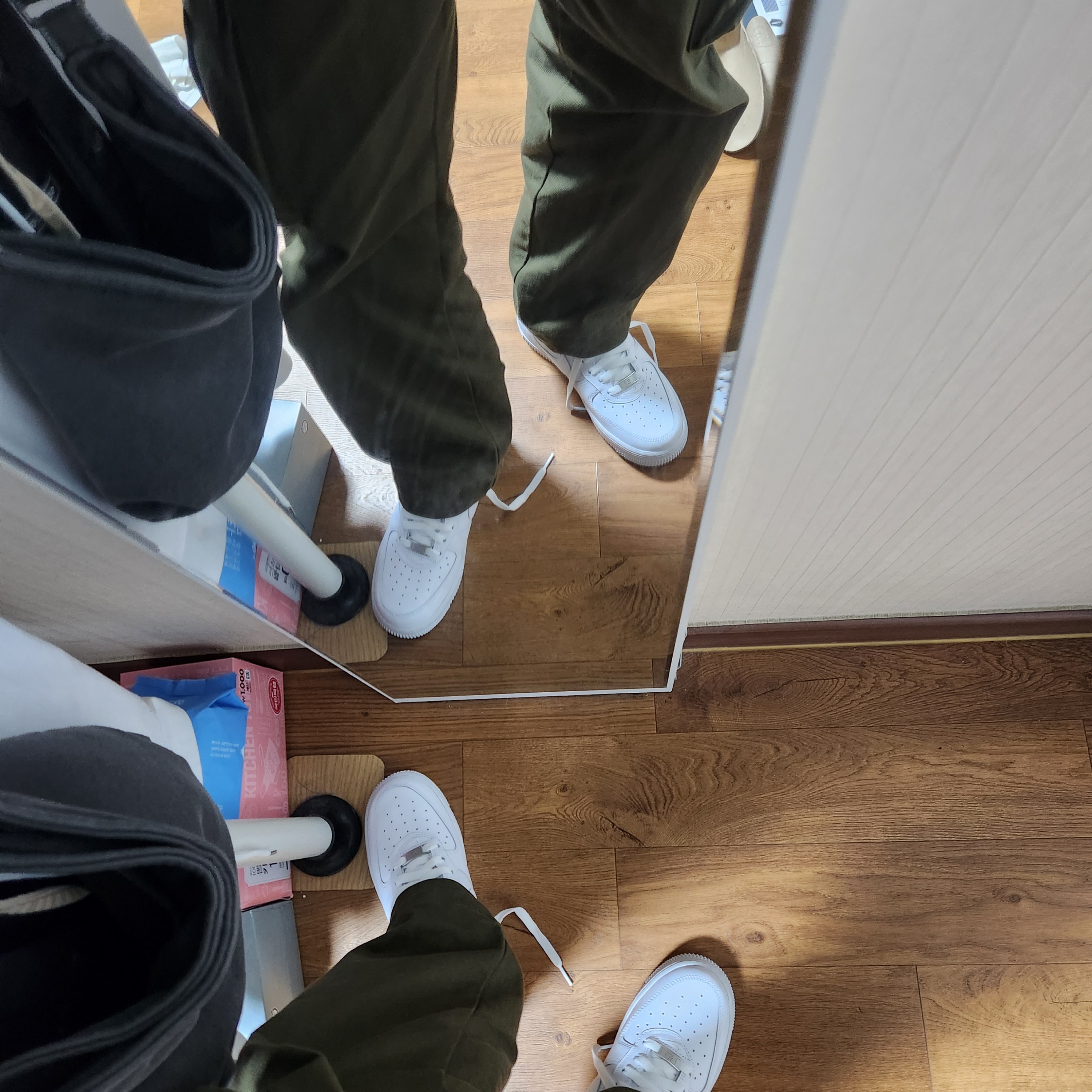 Nike x Supreme Air Force 1 Low White 착용 스타일 - 2
