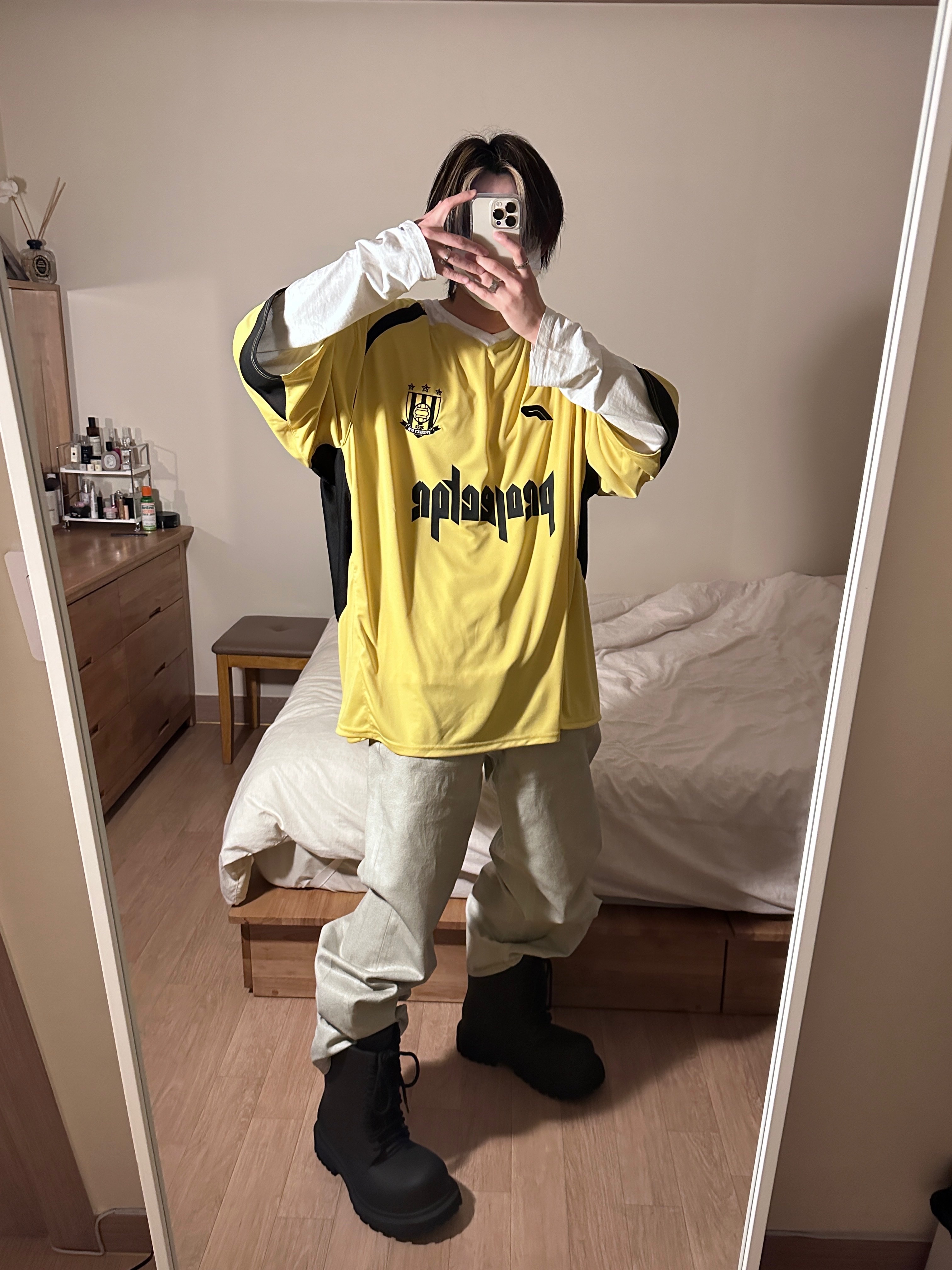 Project G/R Oversized Football Jersey Yellow, Balenciaga XL Army Boots Full Eva Black 착용 스타일 - 2