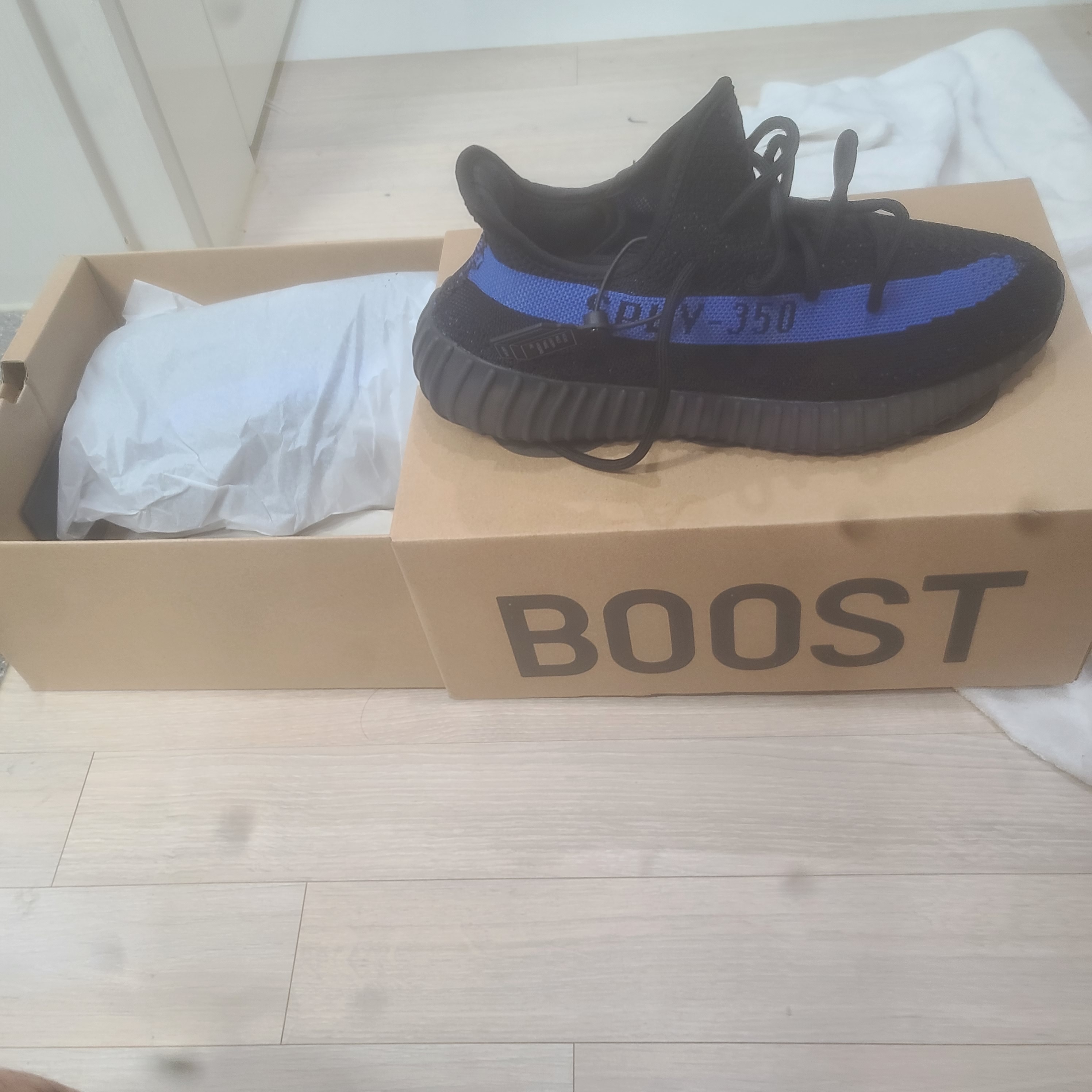 Adidas Yeezy Boost 350 V2 Dazzling Blue 착용 스타일